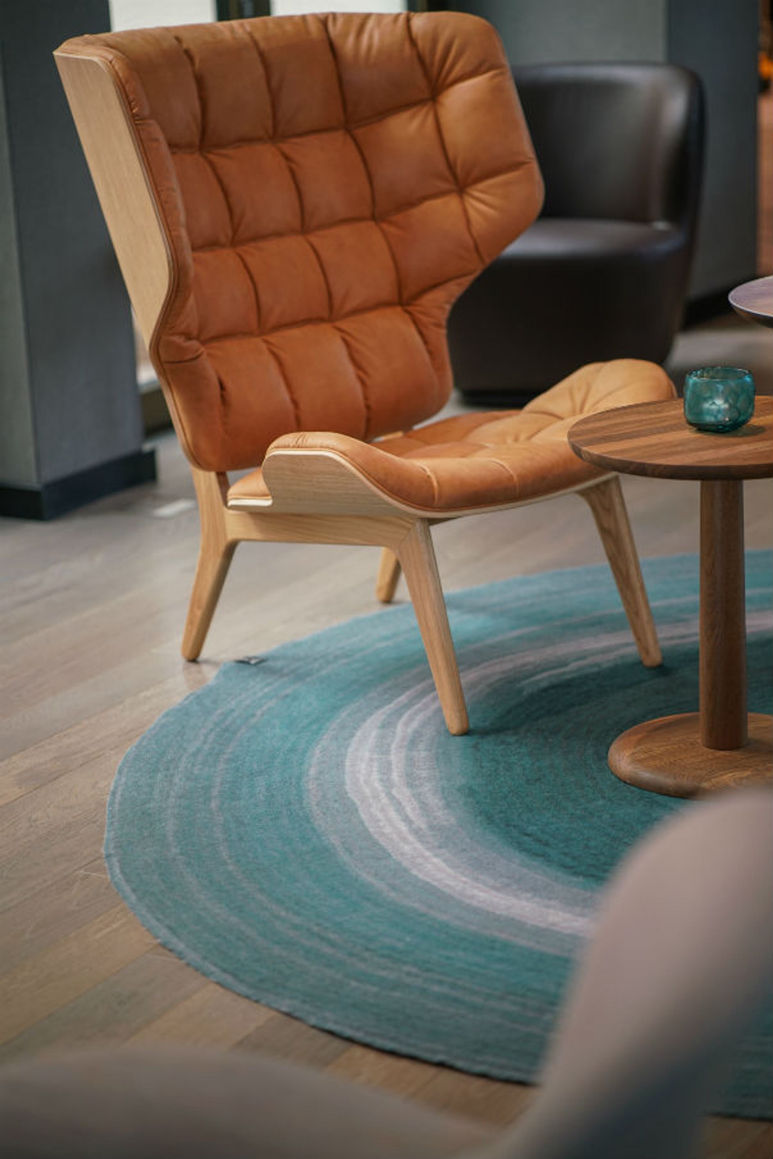 Hotel Lübeck Motel One Sessel auf rundem Teppich