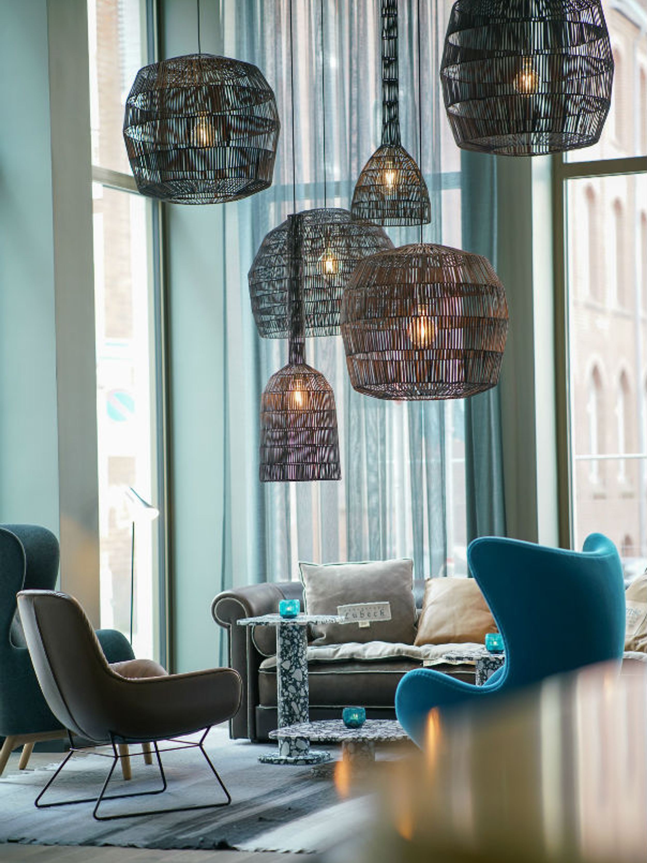 Designhotel Lübeck Motel One lichtdurchflutete Lounge mit Sesseln