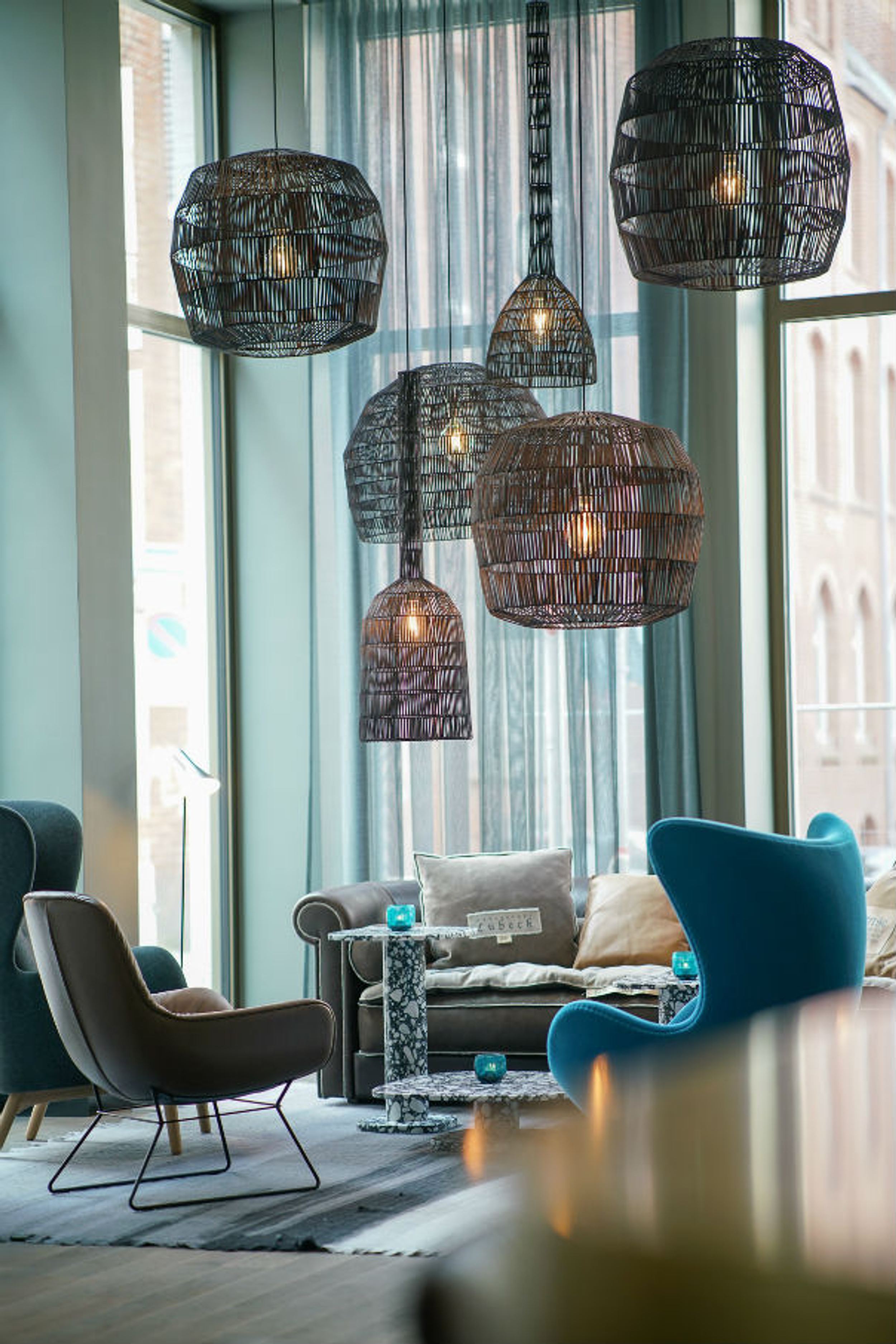 Designhotel Lübeck Motel One lichtdurchflutete Lounge mit Sesseln