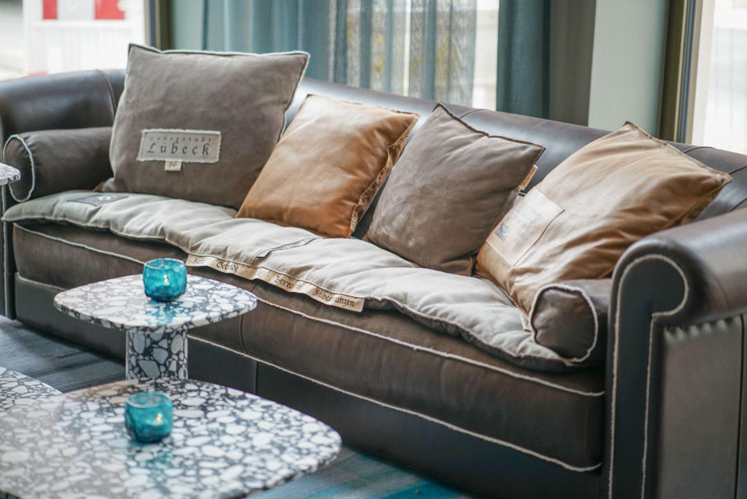 Hotel Lübeck Motel One helle Lounge mit Blick auf eine gemütliche Couch