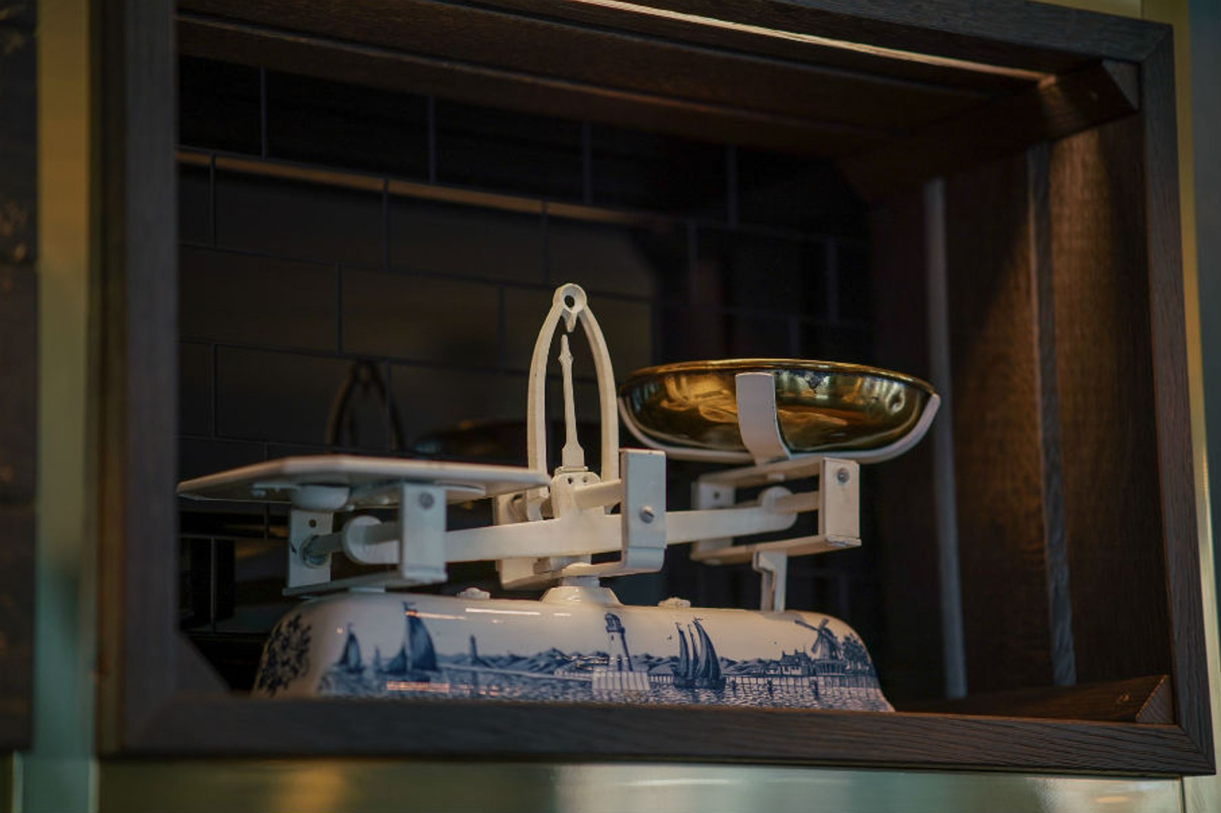 Designhotel Lübeck Motel One Detailaufnahme Waage in Regal