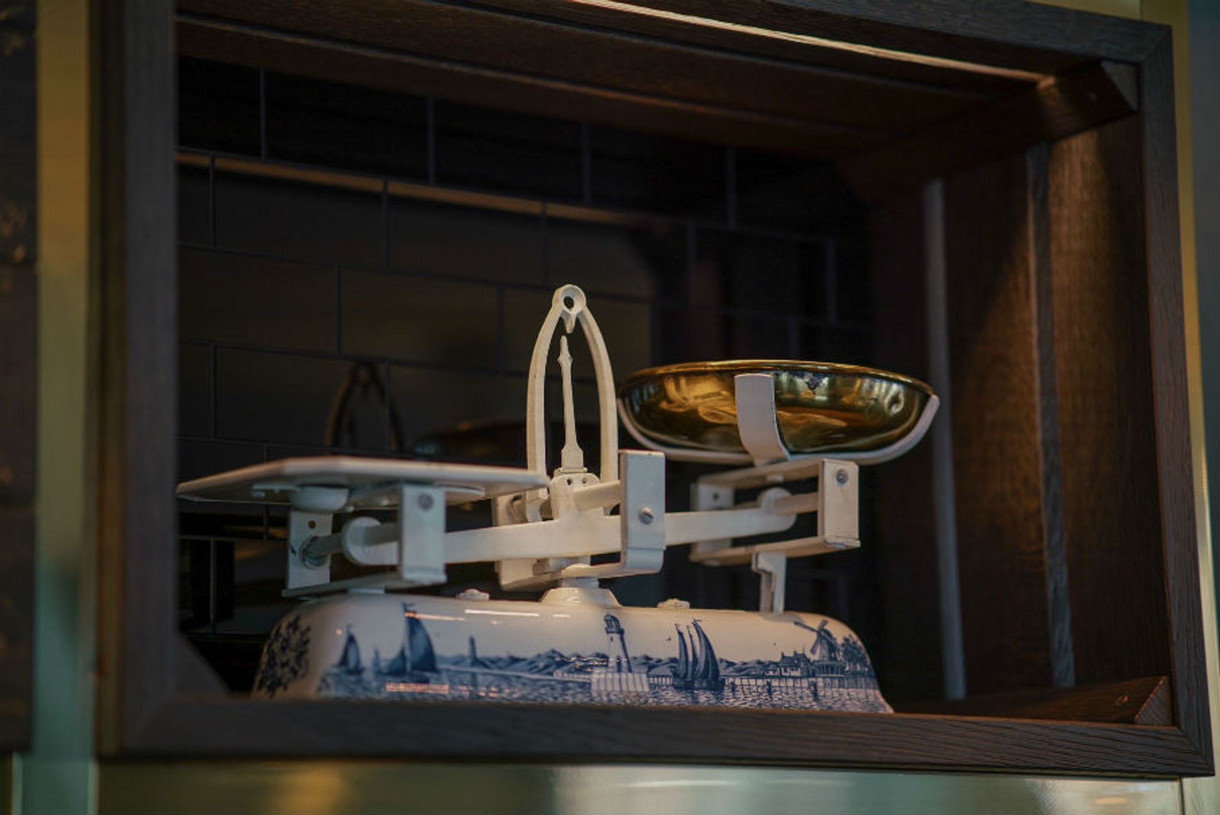 Designhotel Lübeck Motel One Detailaufnahme Waage in Regal