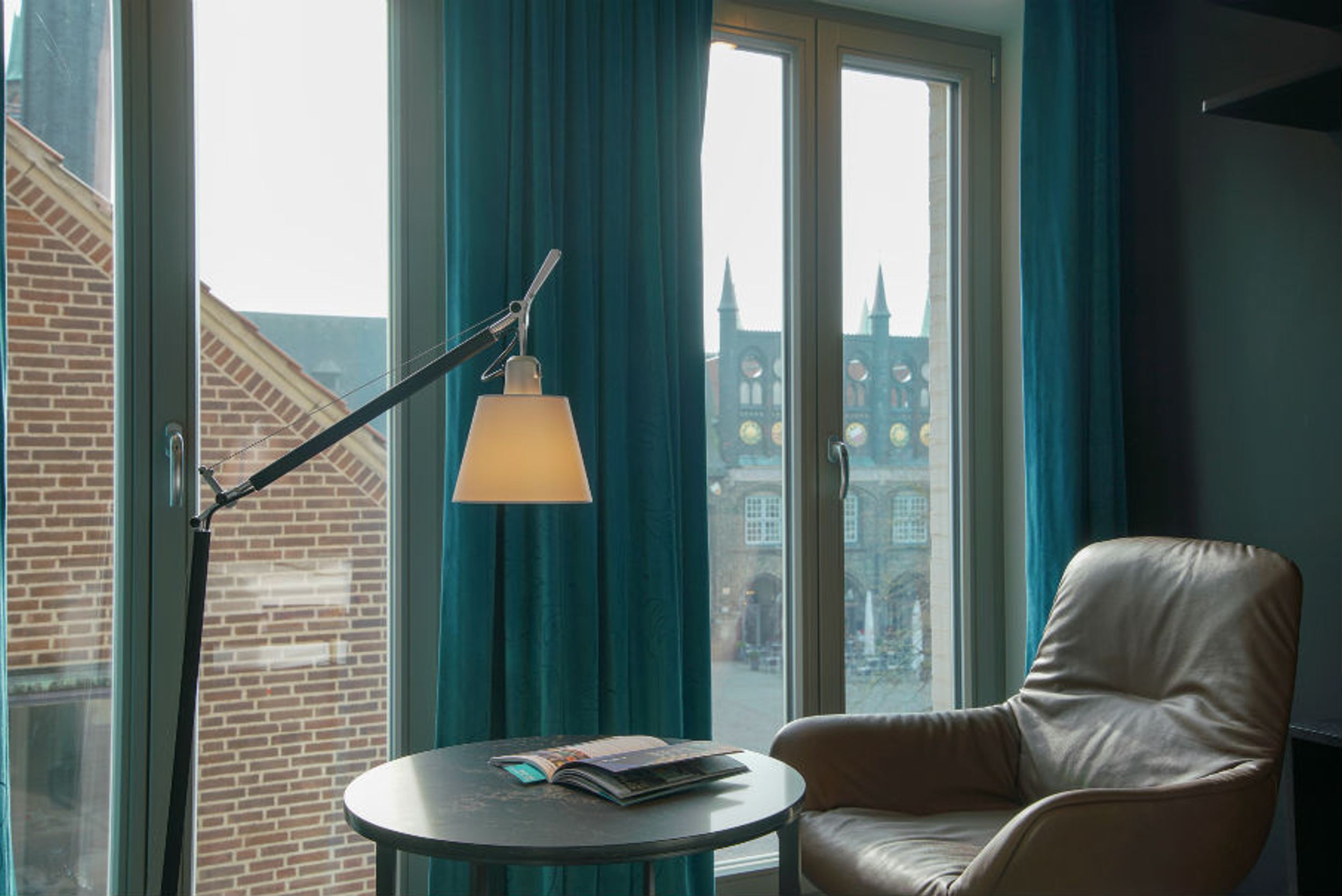 Hotel Lübeck Motel One Sessel und Tisch vor bodentiefem Fenster