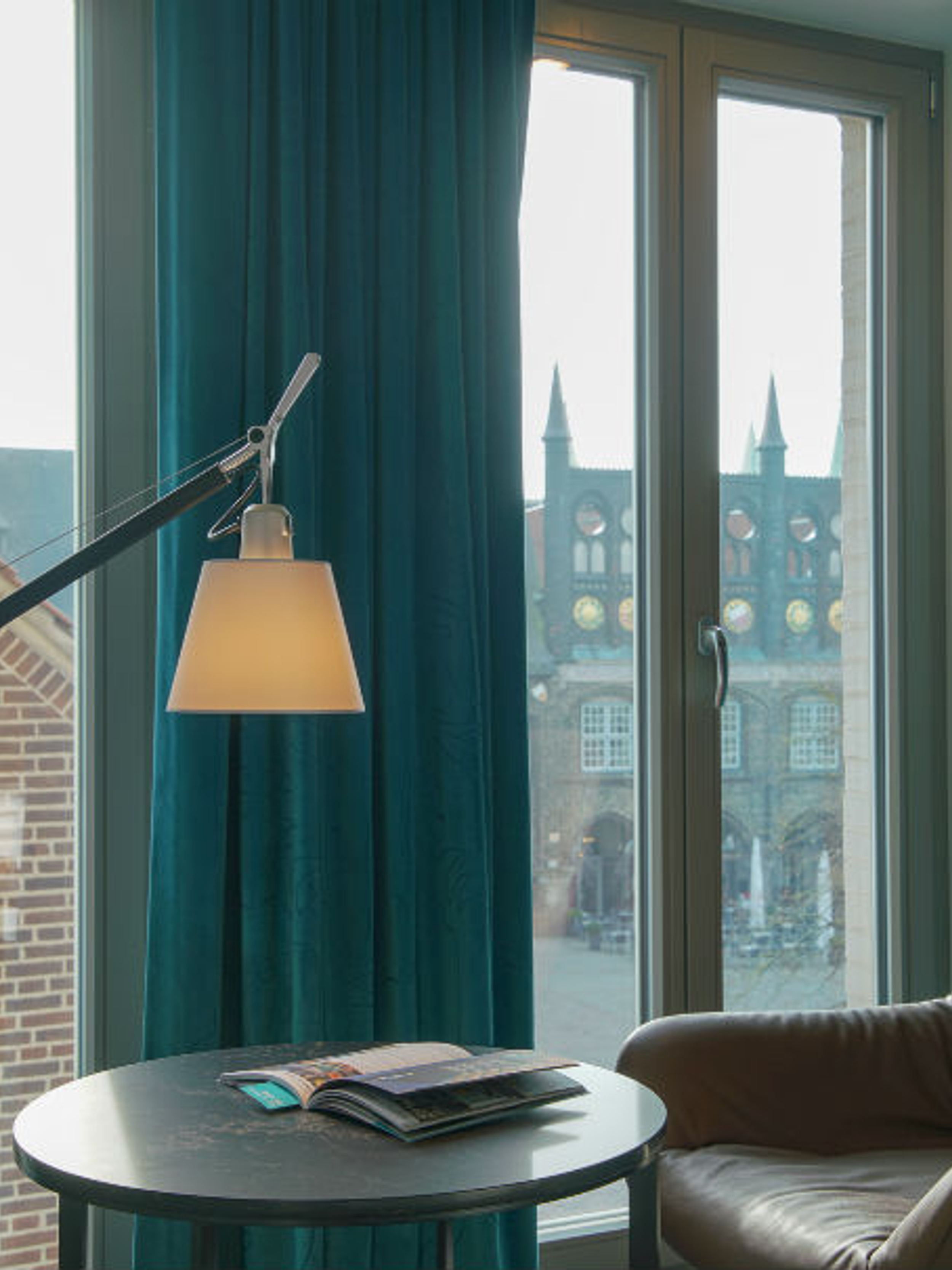 Hotel Lübeck Motel One Sessel und Tisch vor bodentiefem Fenster