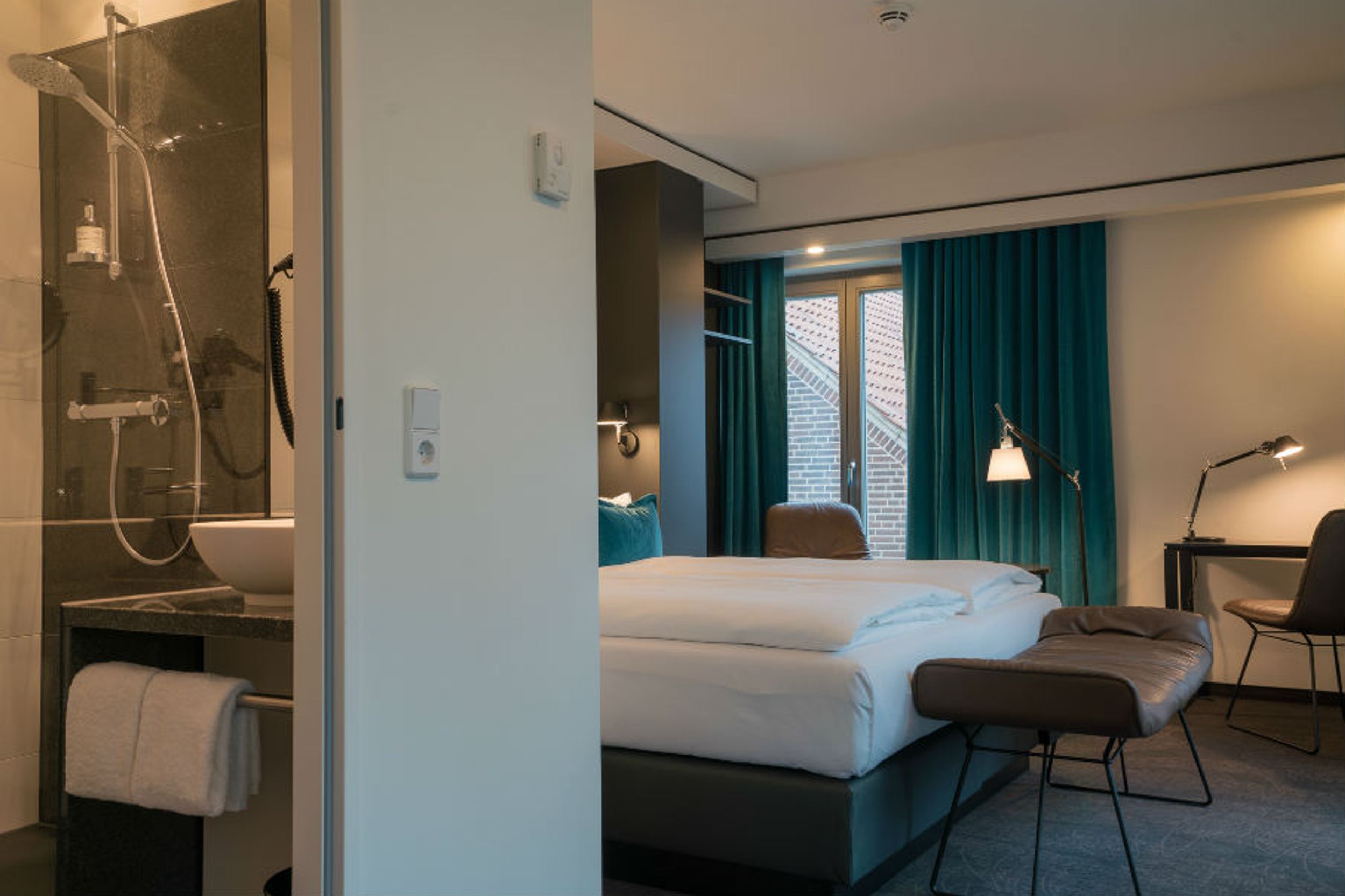 Hotel Lübeck Motel One Zimmer mit seitlichem Blick in Bad und auf Doppelbett