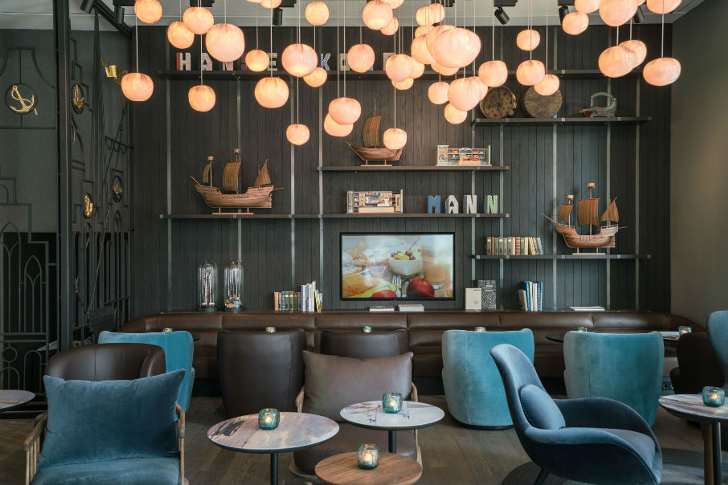 Designhotel Lübeck Motel One Lounge mit mehreren Sitzgelegenheiten
