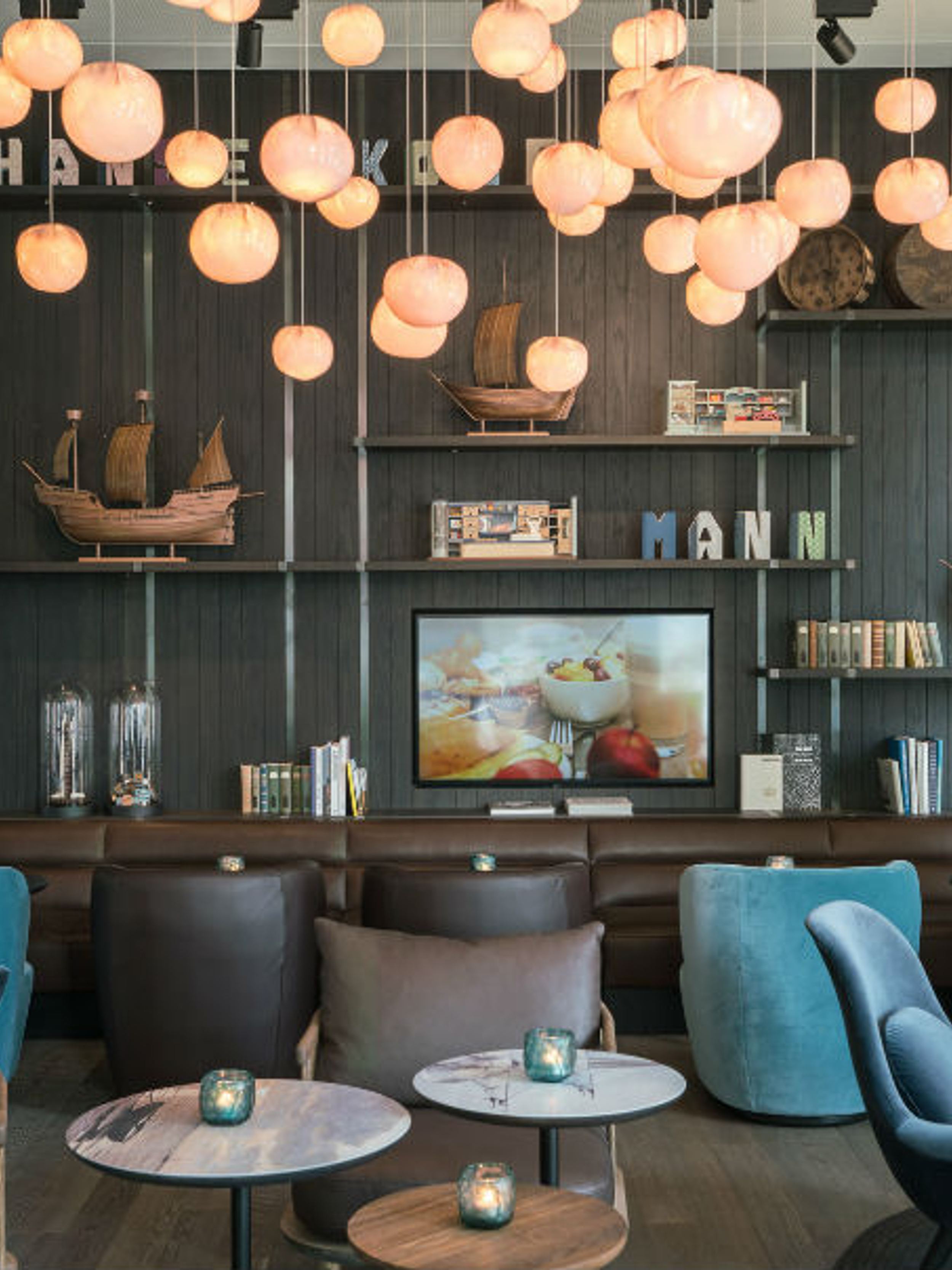 Designhotel Lübeck Motel One Lounge mit mehreren Sitzgelegenheiten