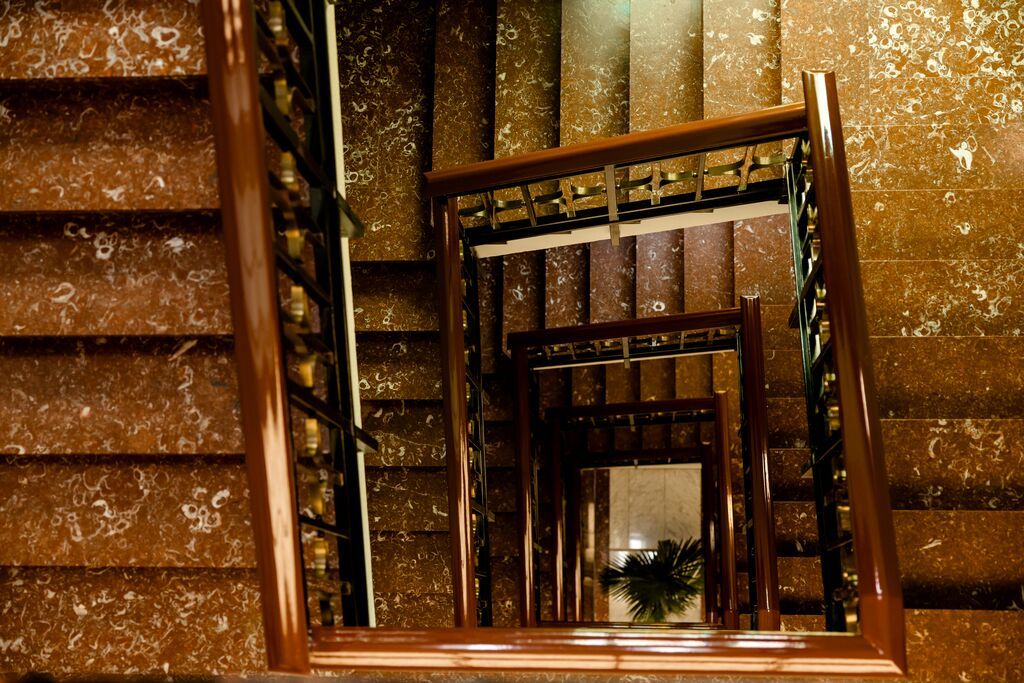 Designhotel Madrid Plaza de España Motel One Blick von oben in Treppenhaus