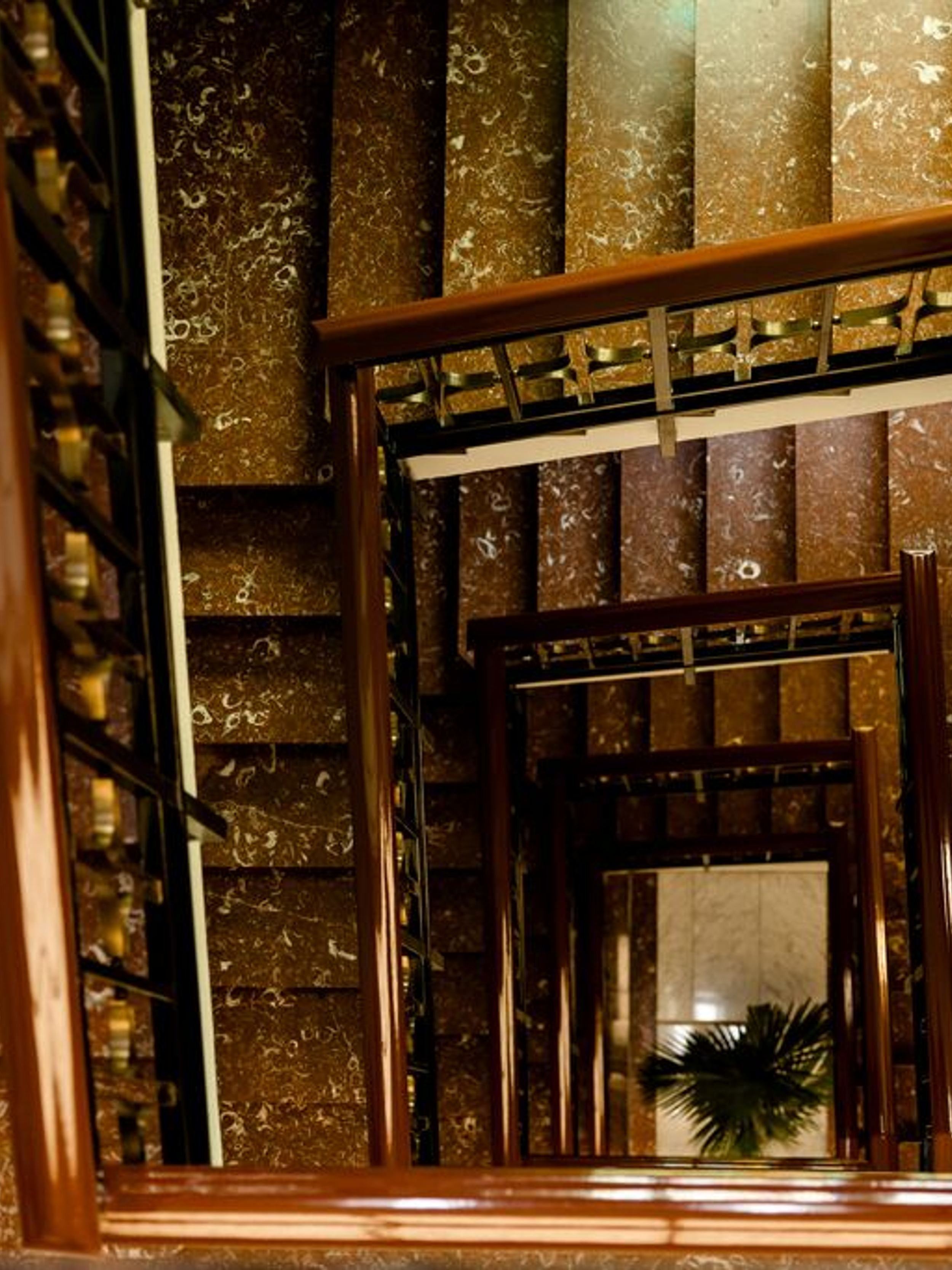 Designhotel Madrid Plaza de España Motel One Blick von oben in Treppenhaus