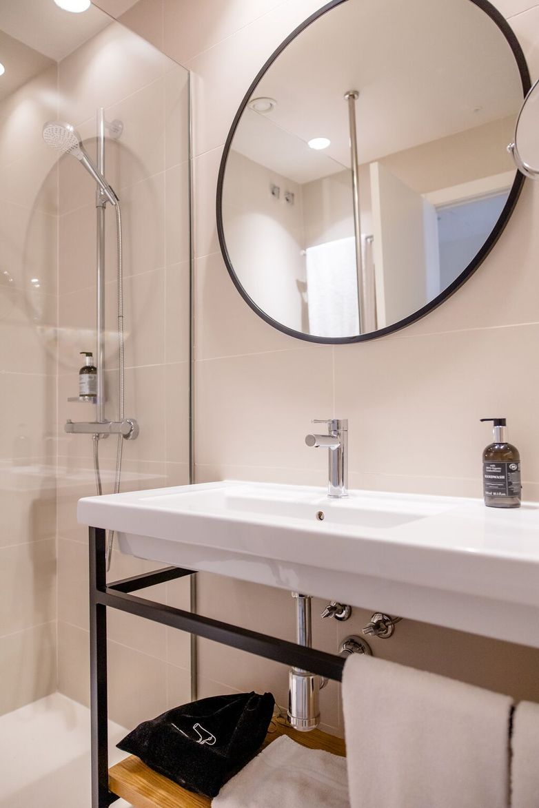 hotel madrid plaza de espana motel one bathroom
