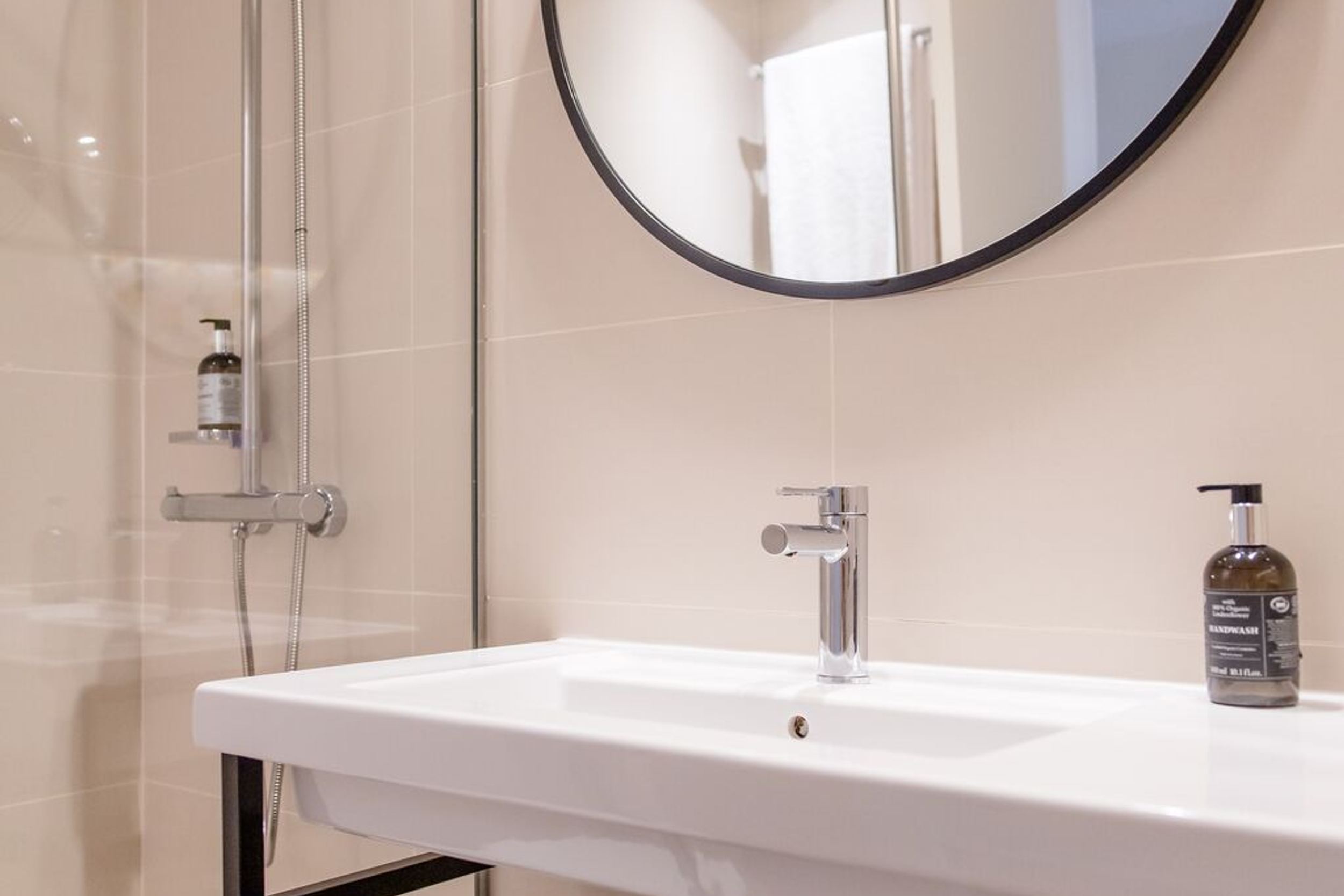 hotel madrid plaza de espana motel one badezimmer