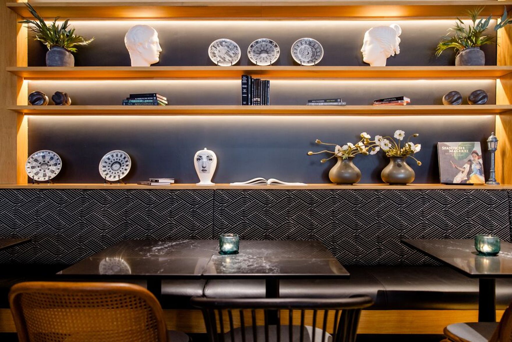 designhotel Madrid Plaza de España Motel One dining table with bench and chairs