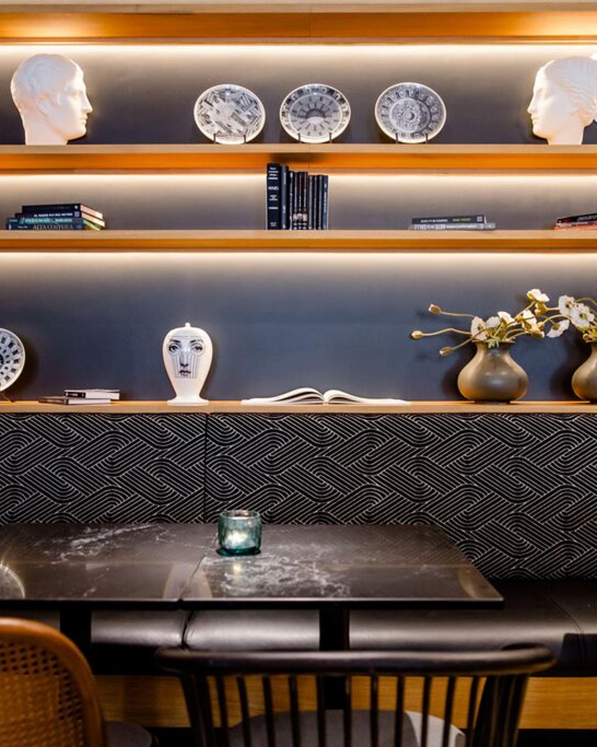 Hotel Madrid Plaza de España Motel One Tisch in der Lounge
