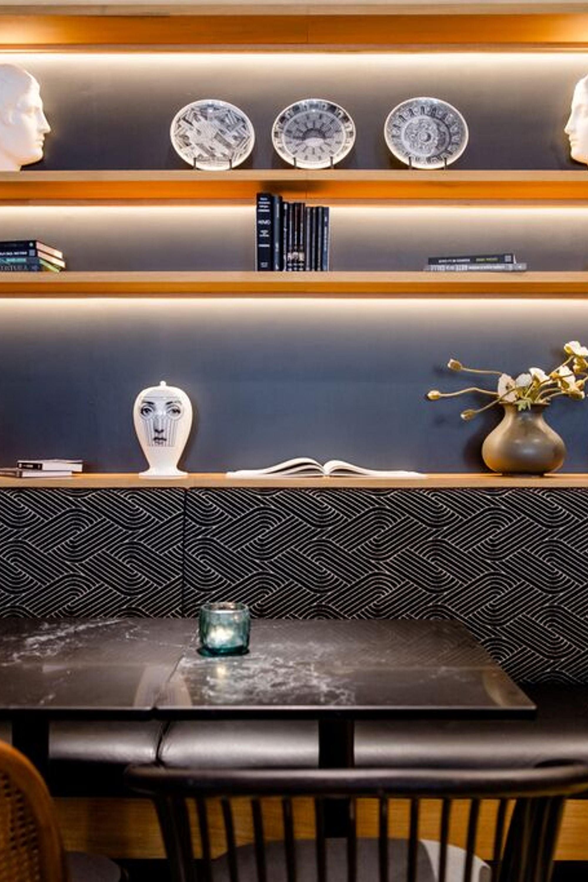 Hotel Madrid Plaza de España Motel One Tisch in der Lounge