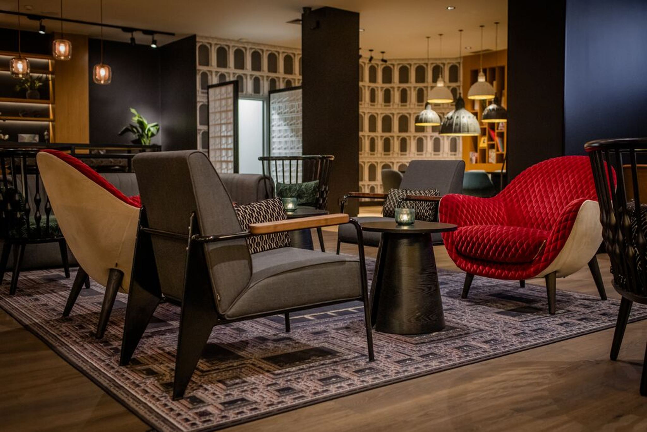 Designhotel Madrid Plaza de España Motel One Lounge mit mehreren Sesseln