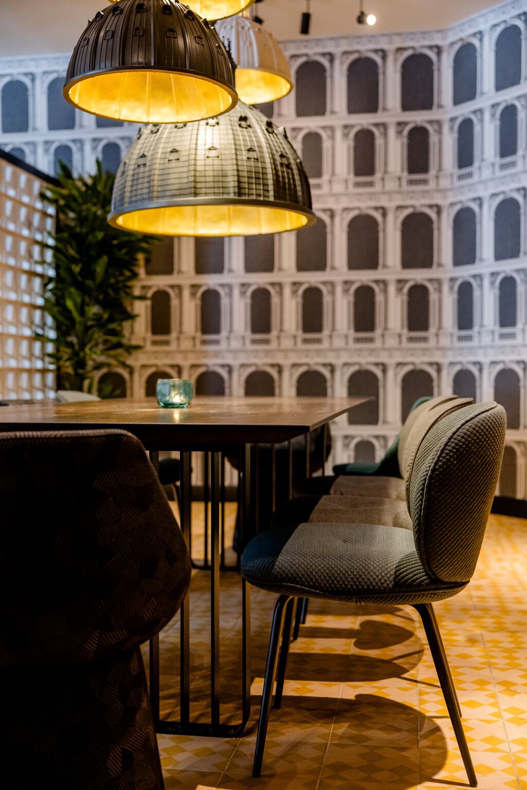Designhotel Madrid Plaza de España Motel One Meetingraum mit langem Tisch und Stühlen