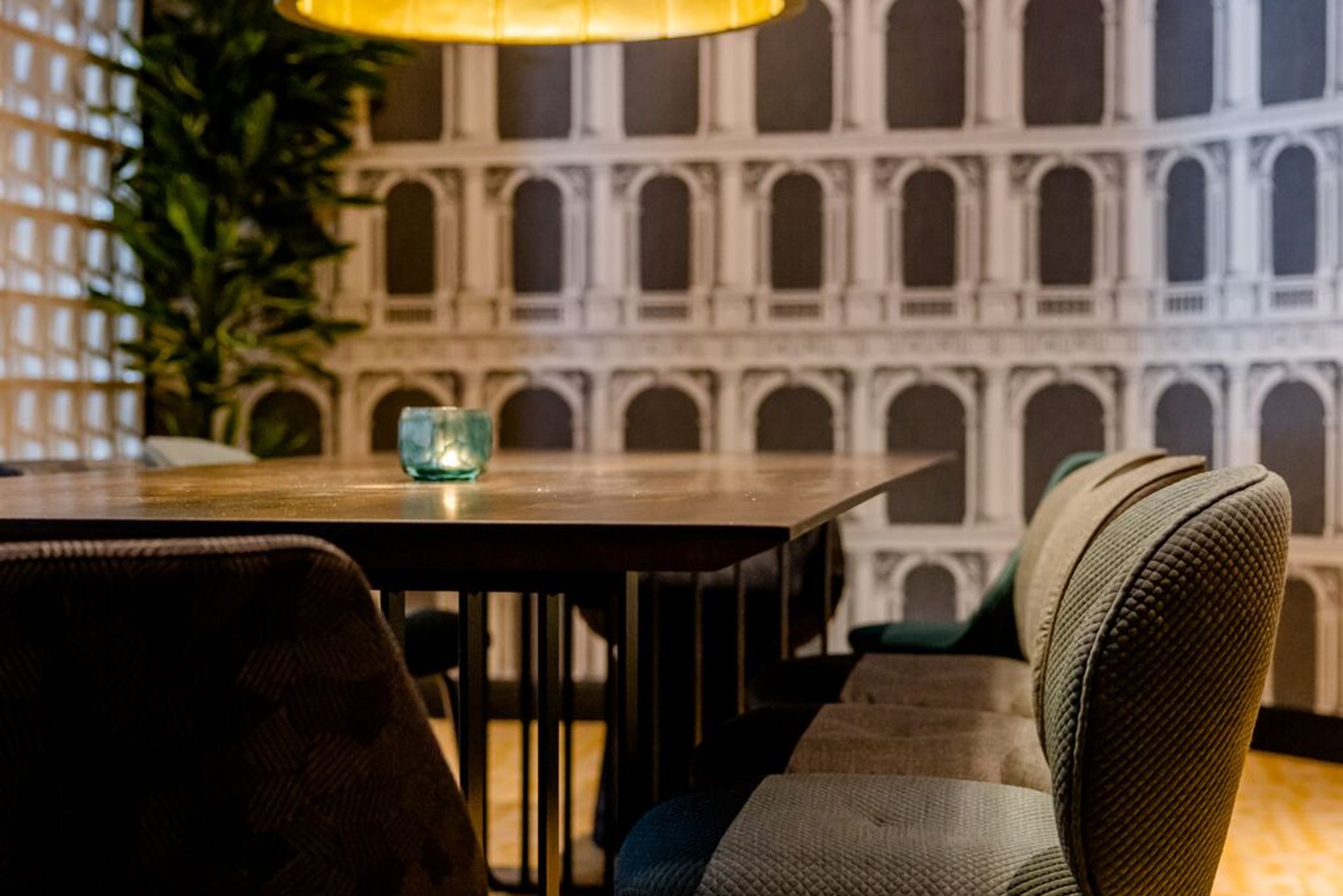 Designhotel Madrid Plaza de España Motel One Meetingraum mit langem Tisch und Stühlen