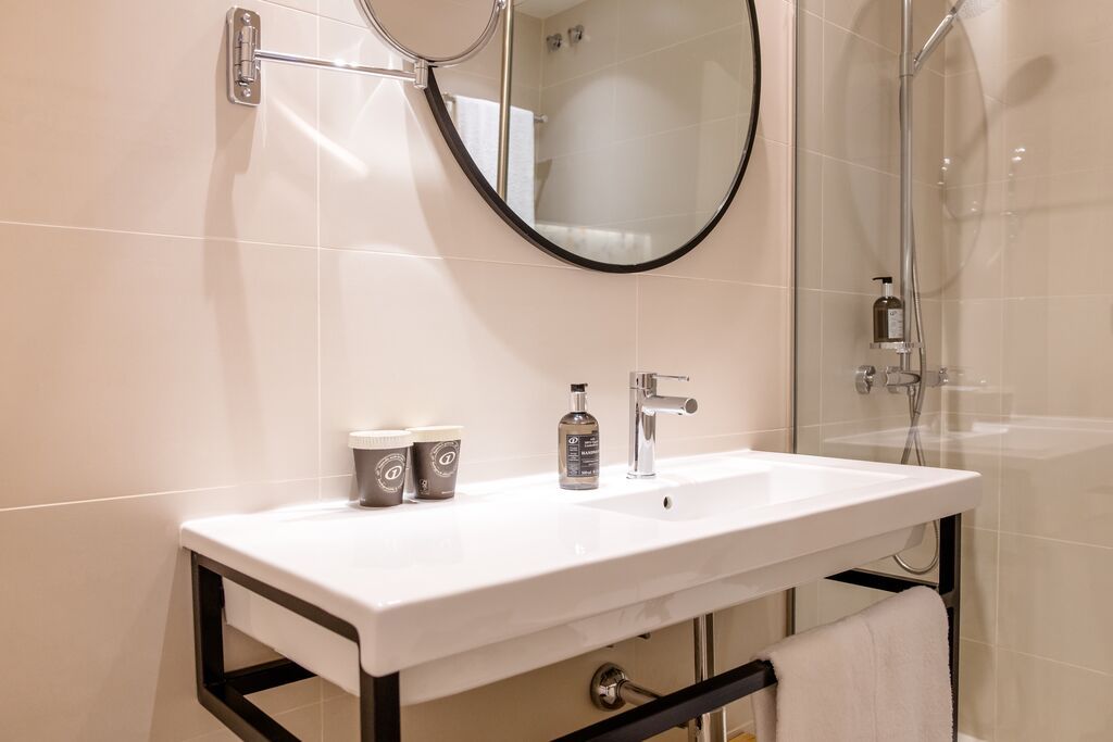 hotel madrid plaza de espana motel one badezimmer