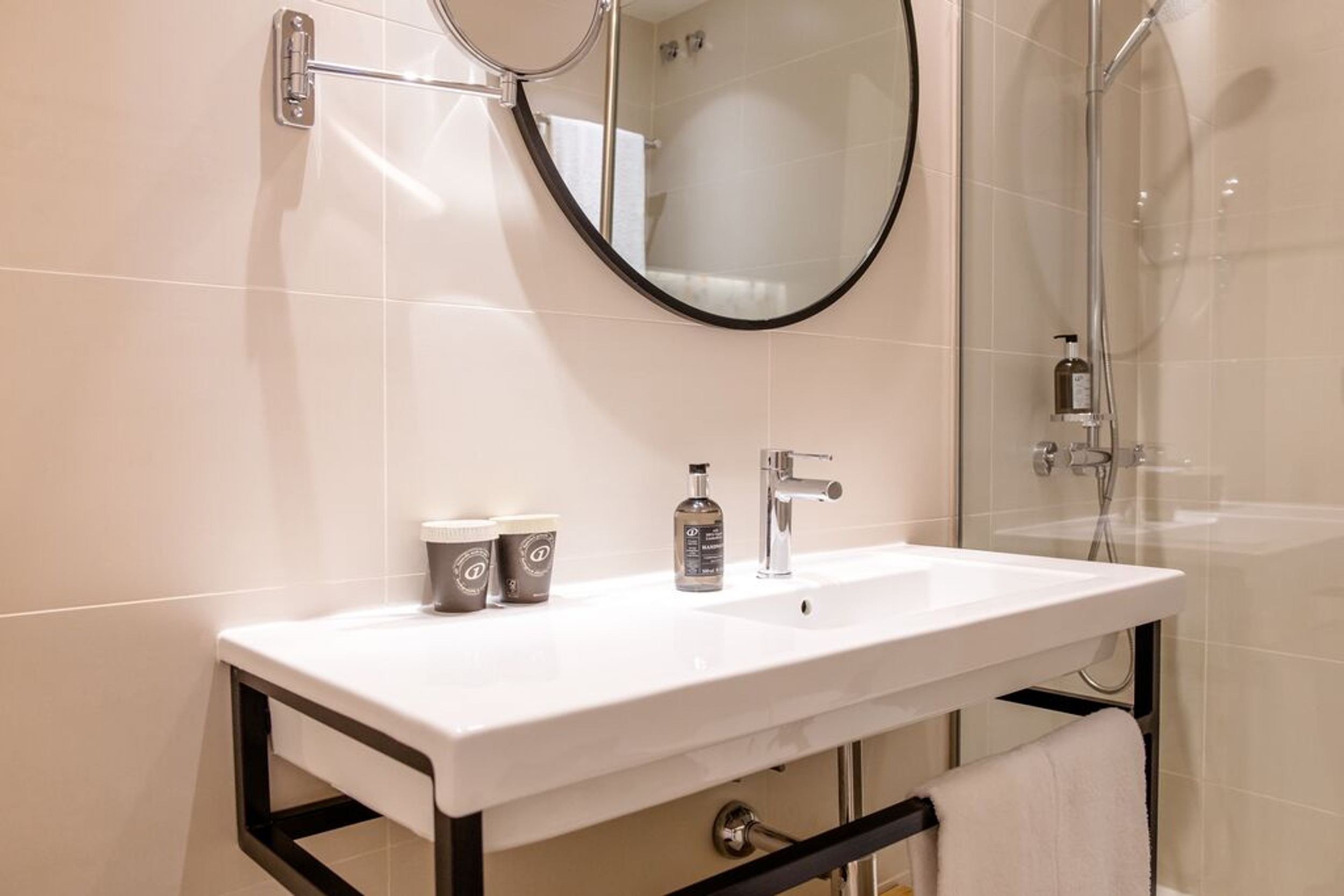 hotel madrid plaza de espana motel one badezimmer