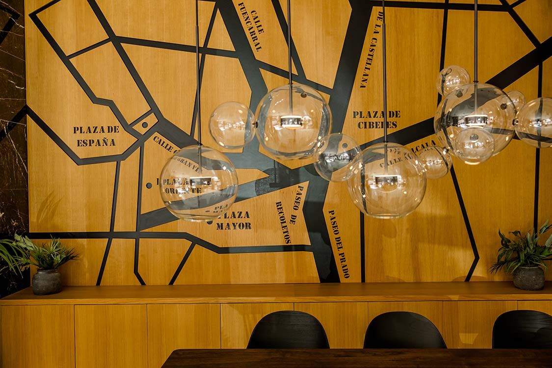 Designhotel Madrid Plaza de España Motel One Rezeption mit Stadtkarte von Madrid als Wandbild im Hintergrund