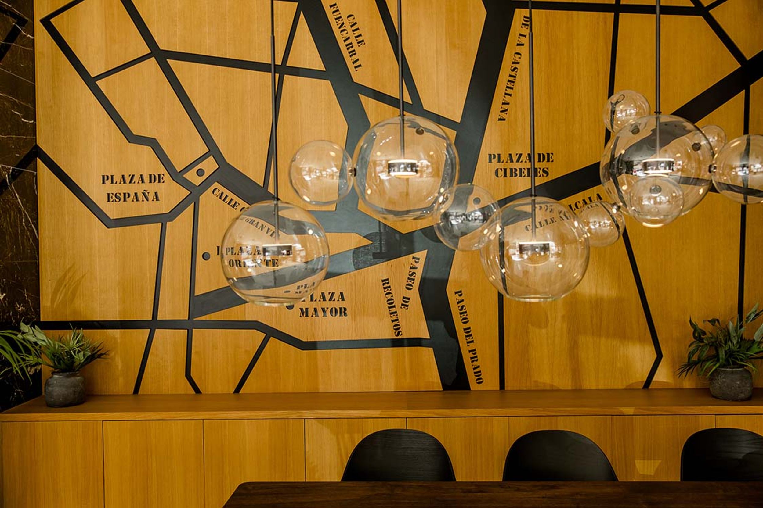 Designhotel Madrid Plaza de España Motel One Rezeption mit Stadtkarte von Madrid als Wandbild im Hintergrund