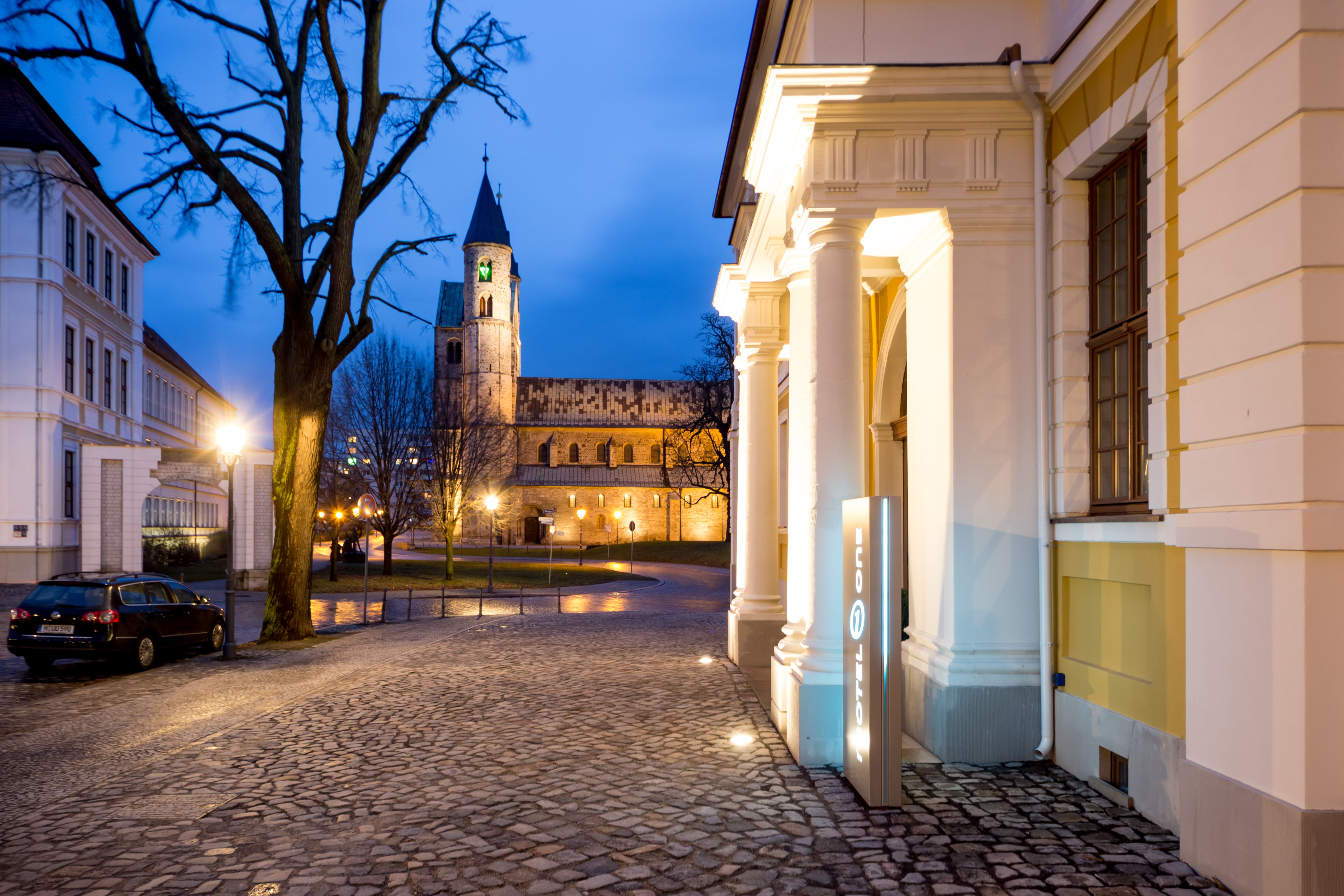 Hotel Magdeburg Motel One Blick bei Abend auf Eingangsbereich des Gebäudes