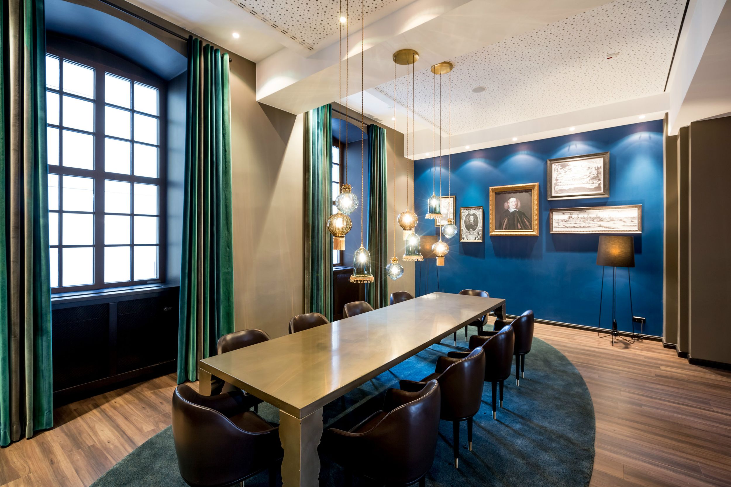 Hotel Magdeburg Motel One langer Tisch mit zehn Stühlen in hellem und hohem Raum