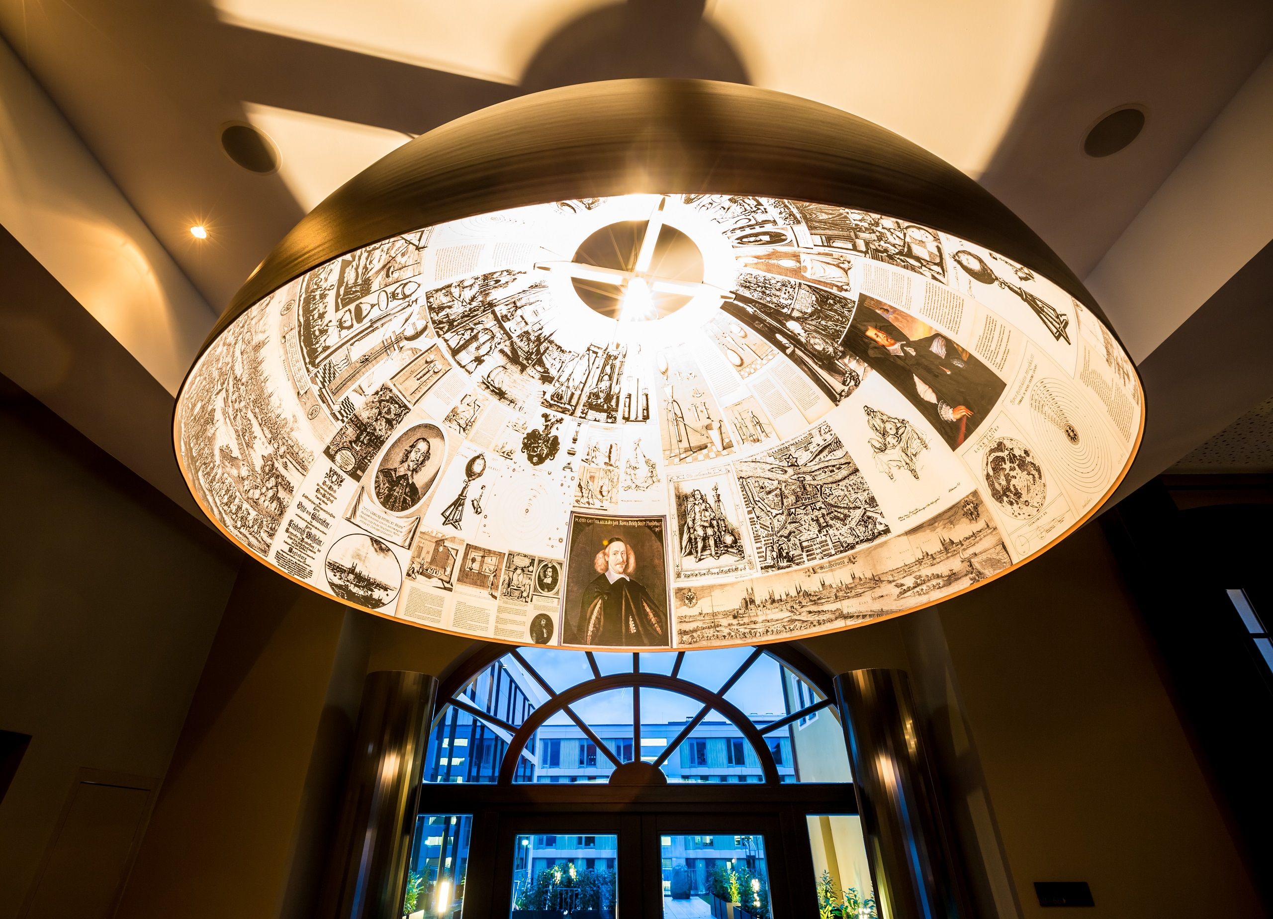 Designhotel Magdeburg Motel One Blick in große offene Lampe