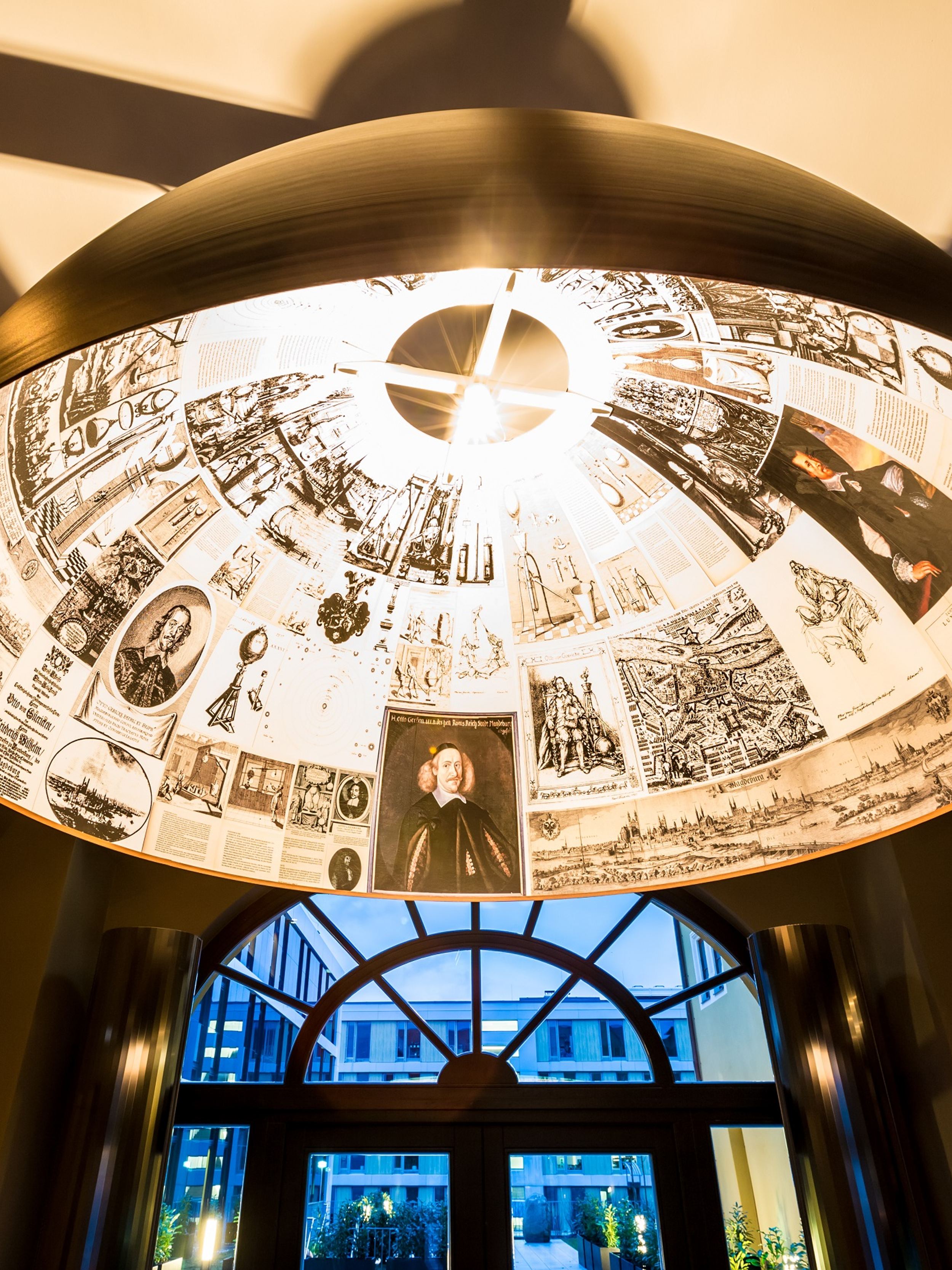 Designhotel Magdeburg Motel One Blick in große offene Lampe