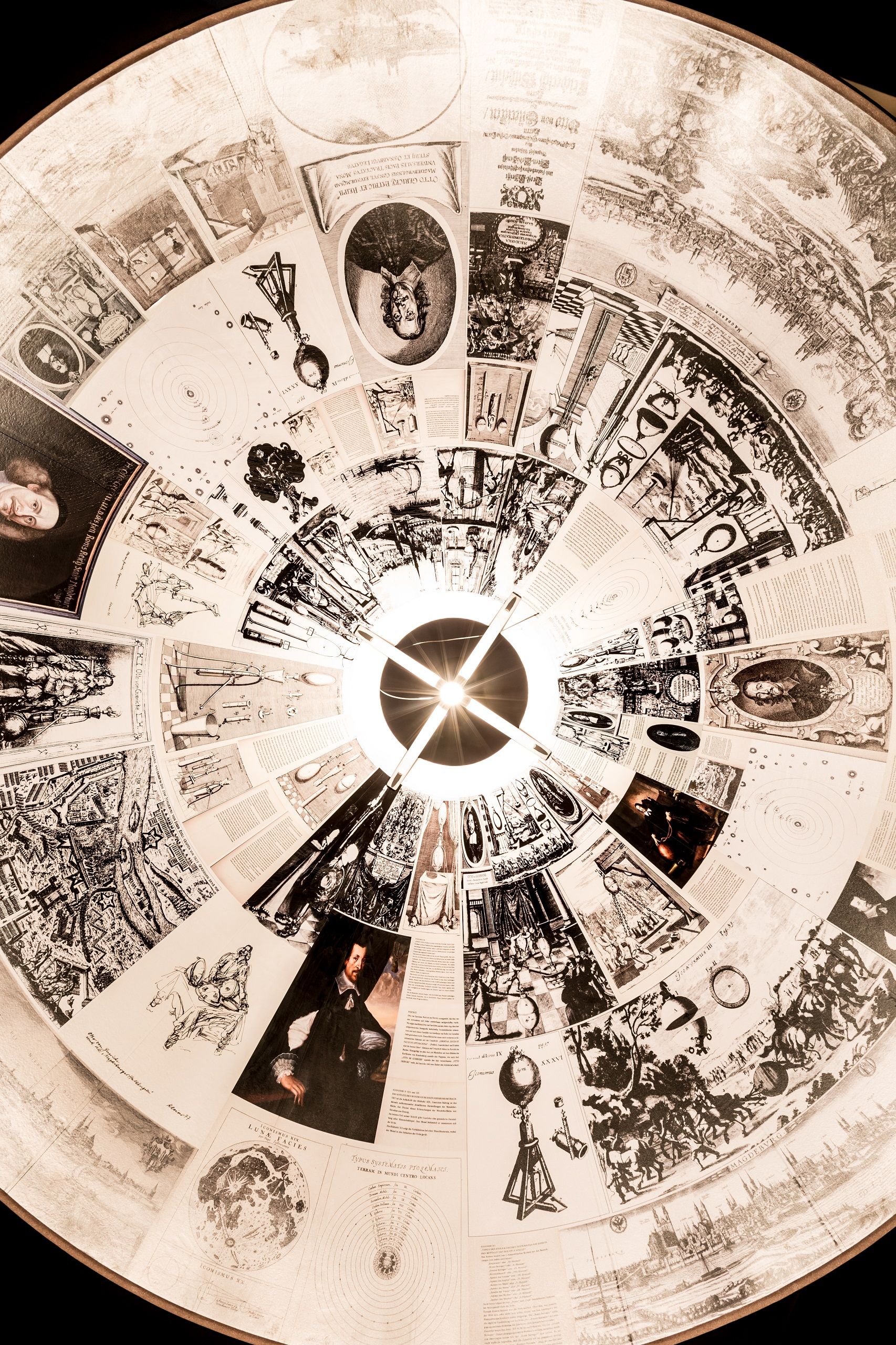 Hotel Magdeburg Motel One Blick von unten in designte Lampe