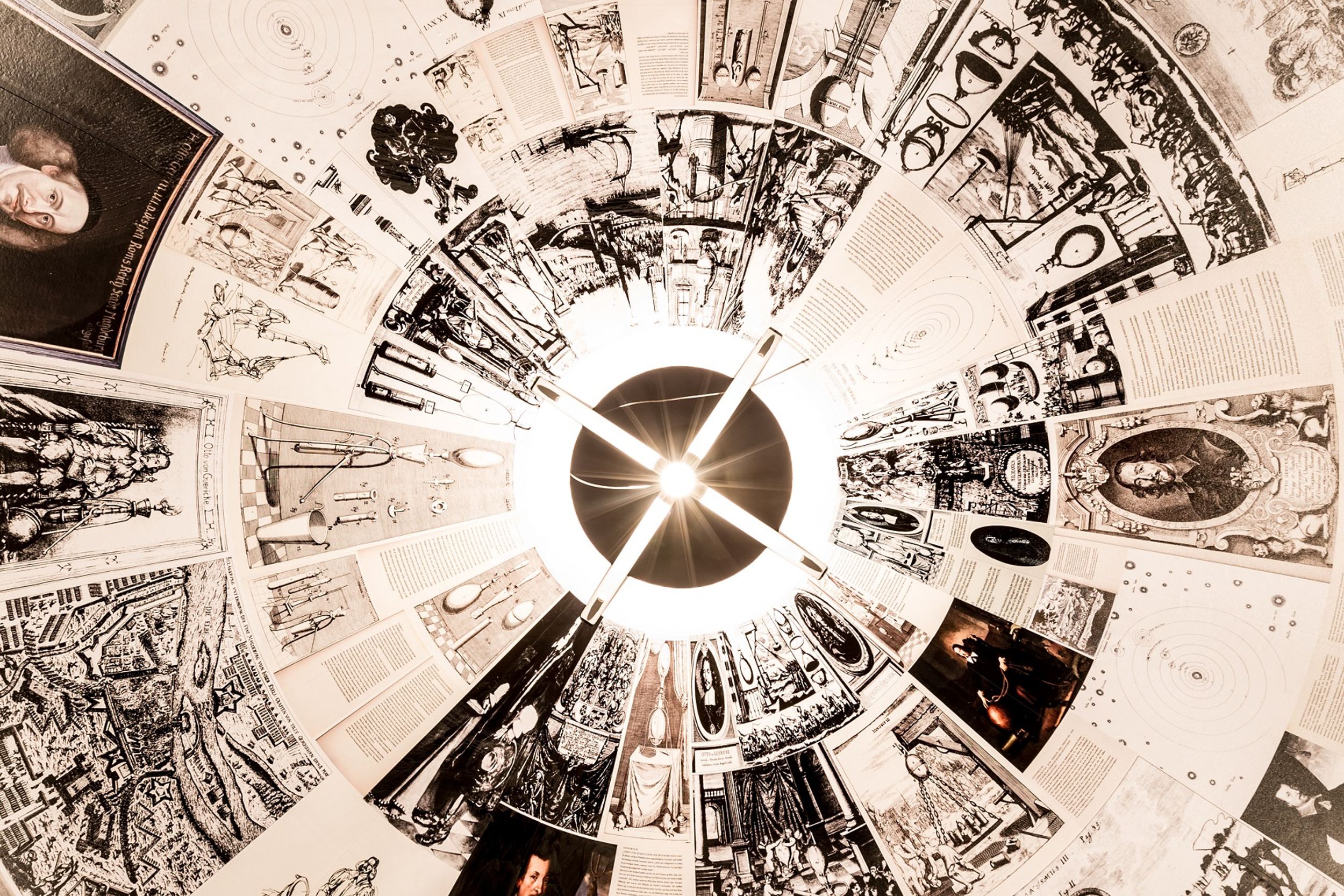 Hotel Magdeburg Motel One Blick von unten in designte Lampe