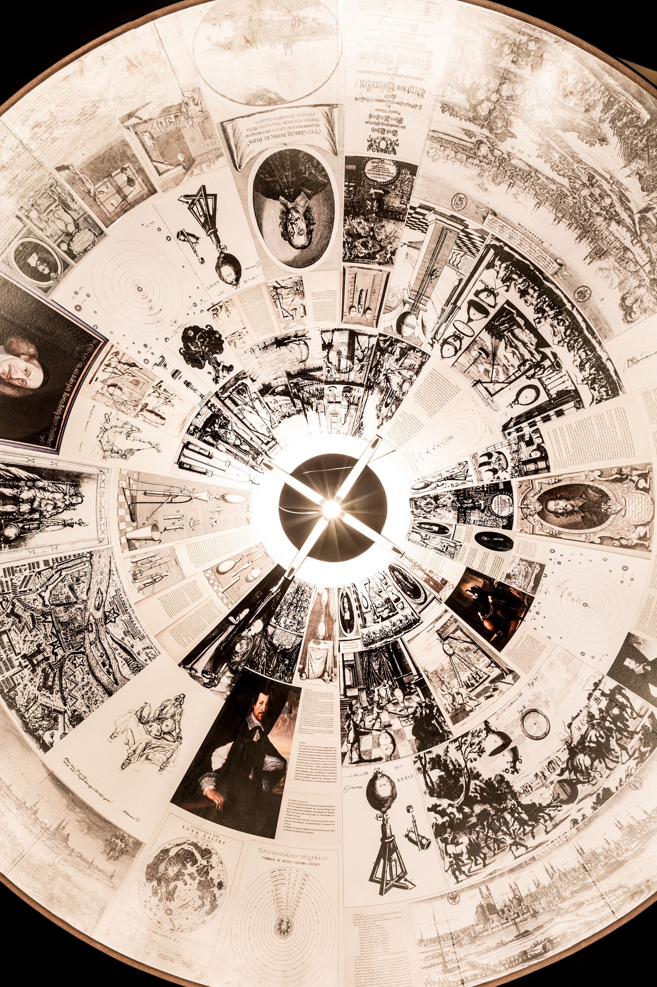 Hotel Magdeburg Motel One Blick von unten in designte Lampe