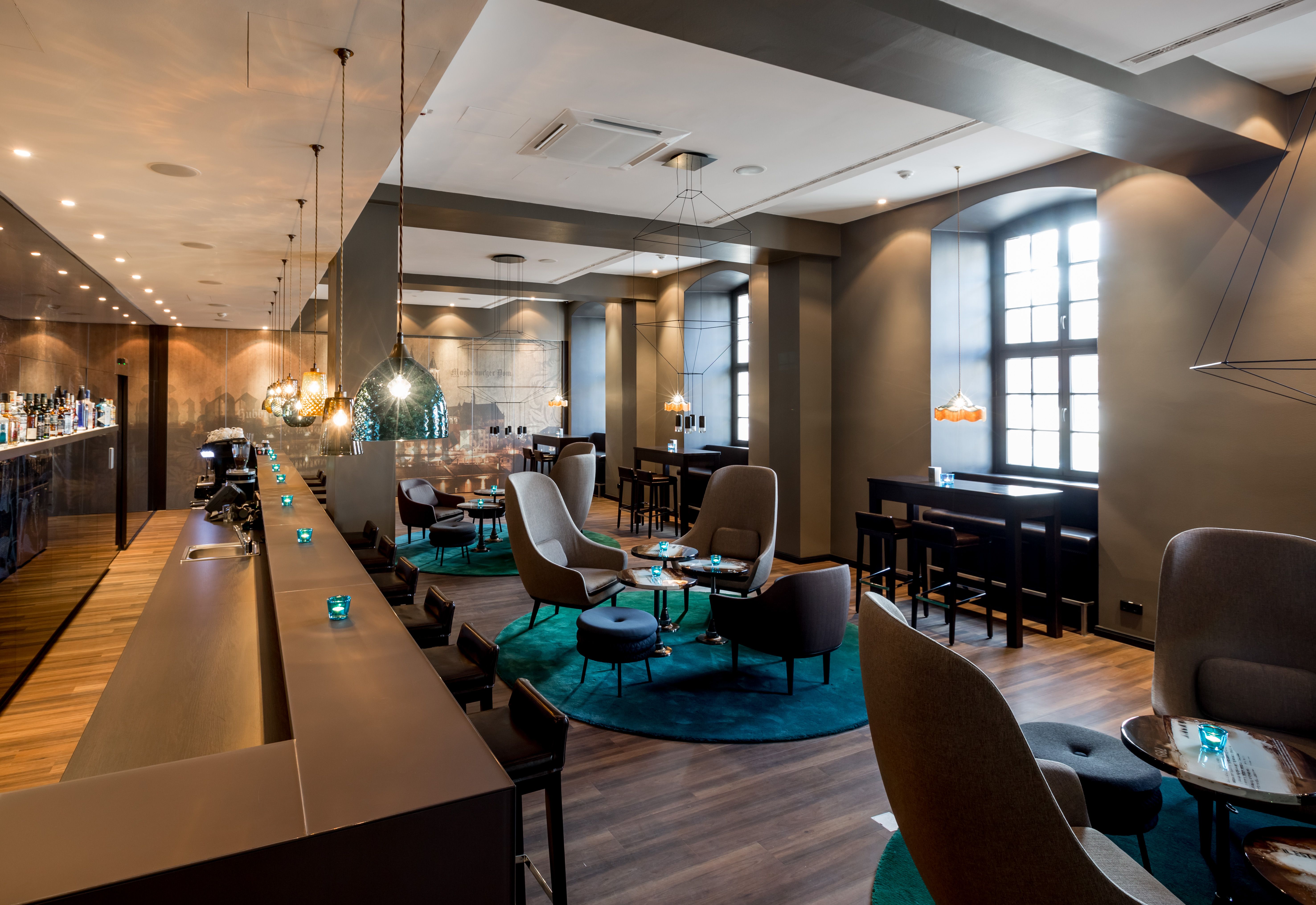 Designhotel Magdeburg Motel One helle Lounge und große Bar