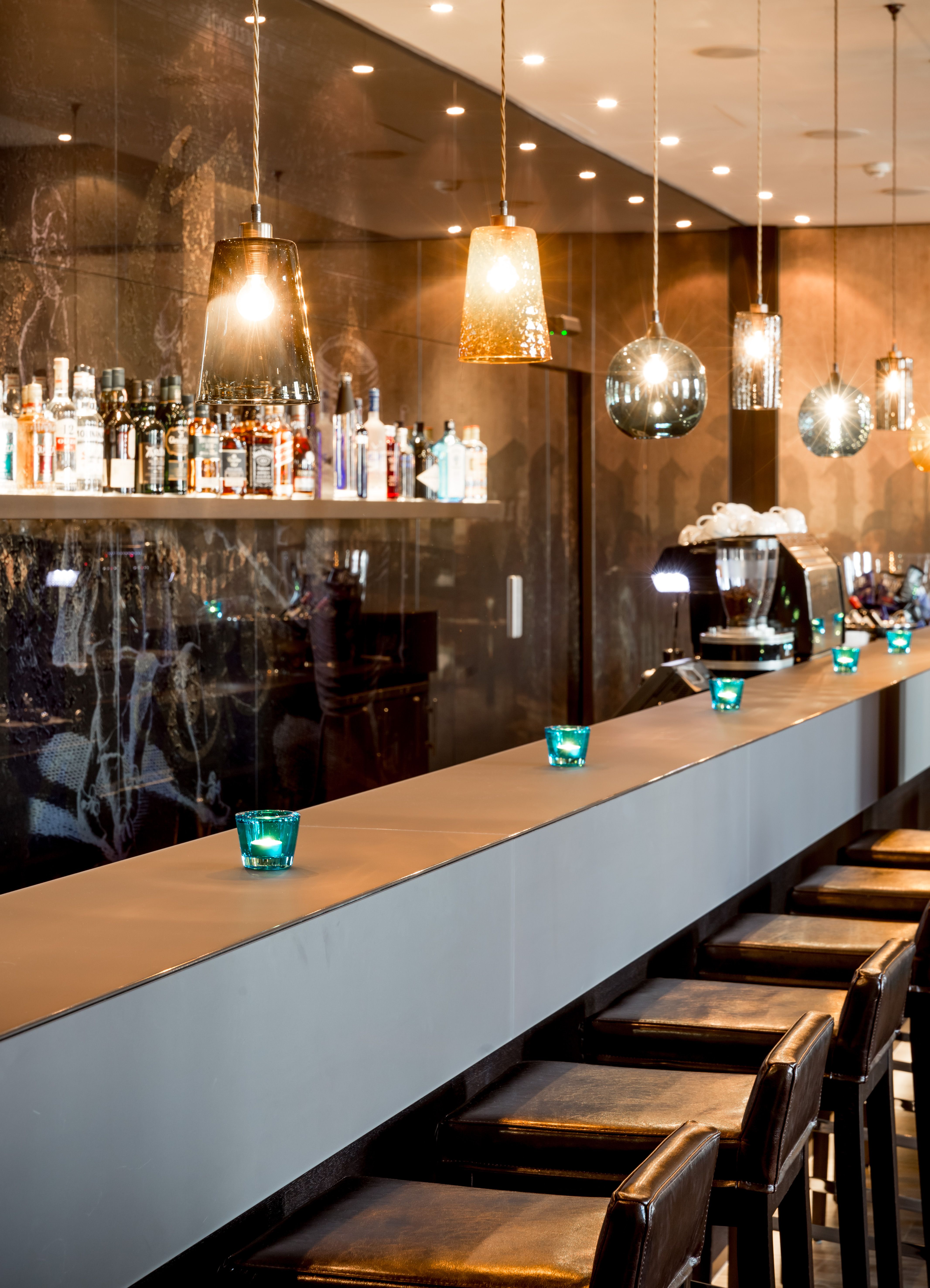 Hotel Magdeburg Motel One Bar mit Barhockern am Tresen