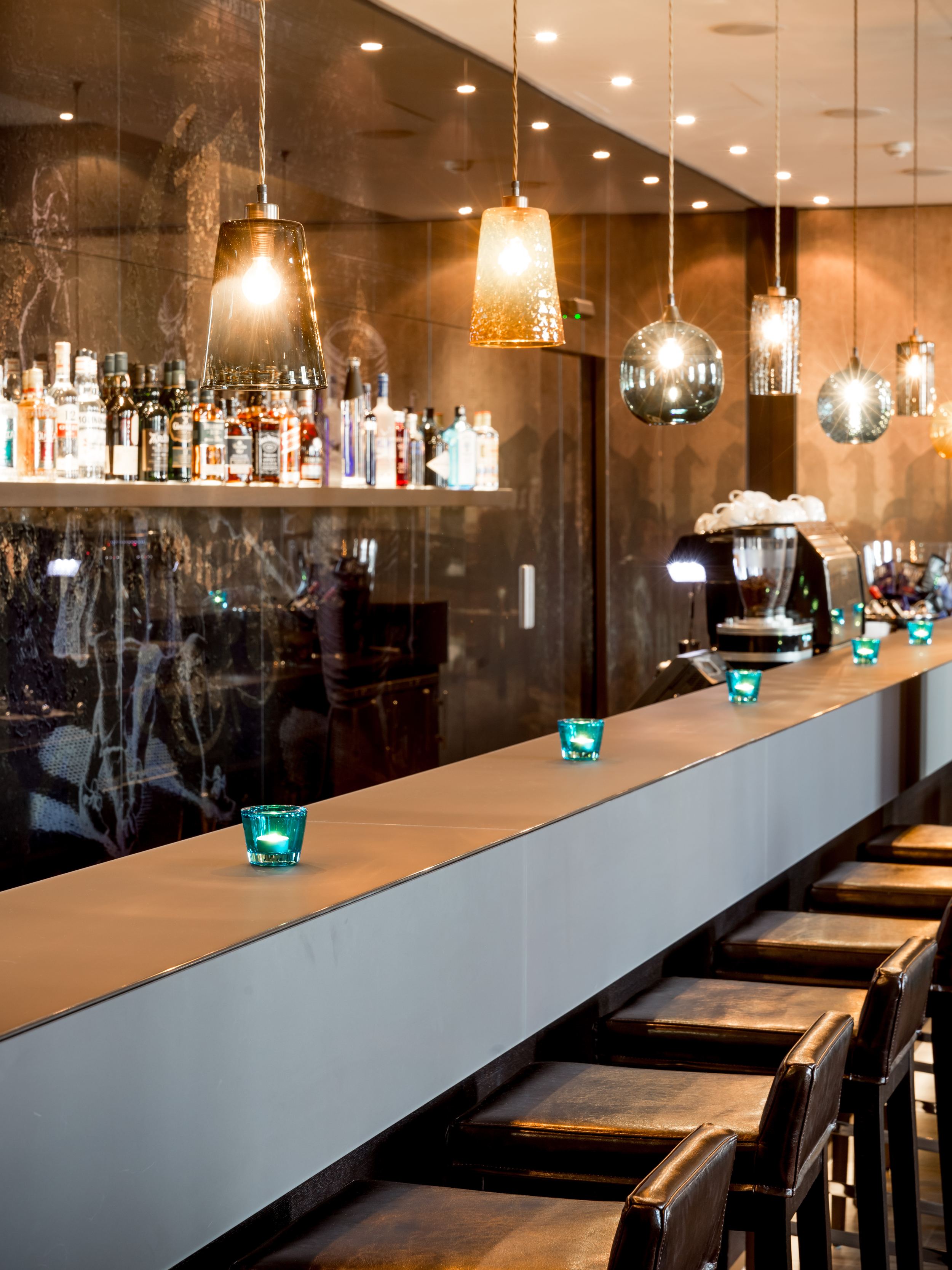 Hotel Magdeburg Motel One Bar mit Barhockern am Tresen