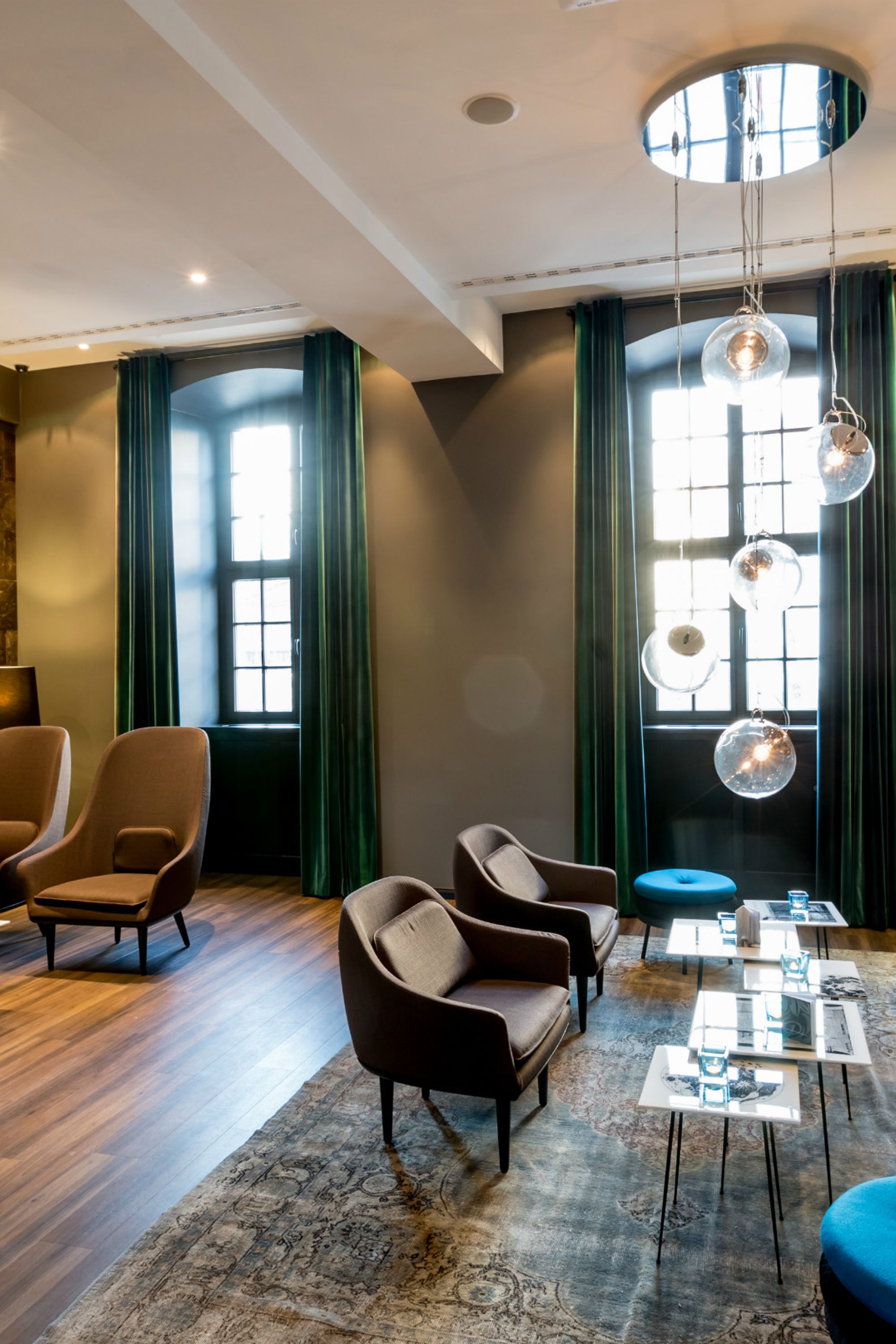 Hotel Magdeburg Motel One Lounge mit Sesseln und großem Sofa