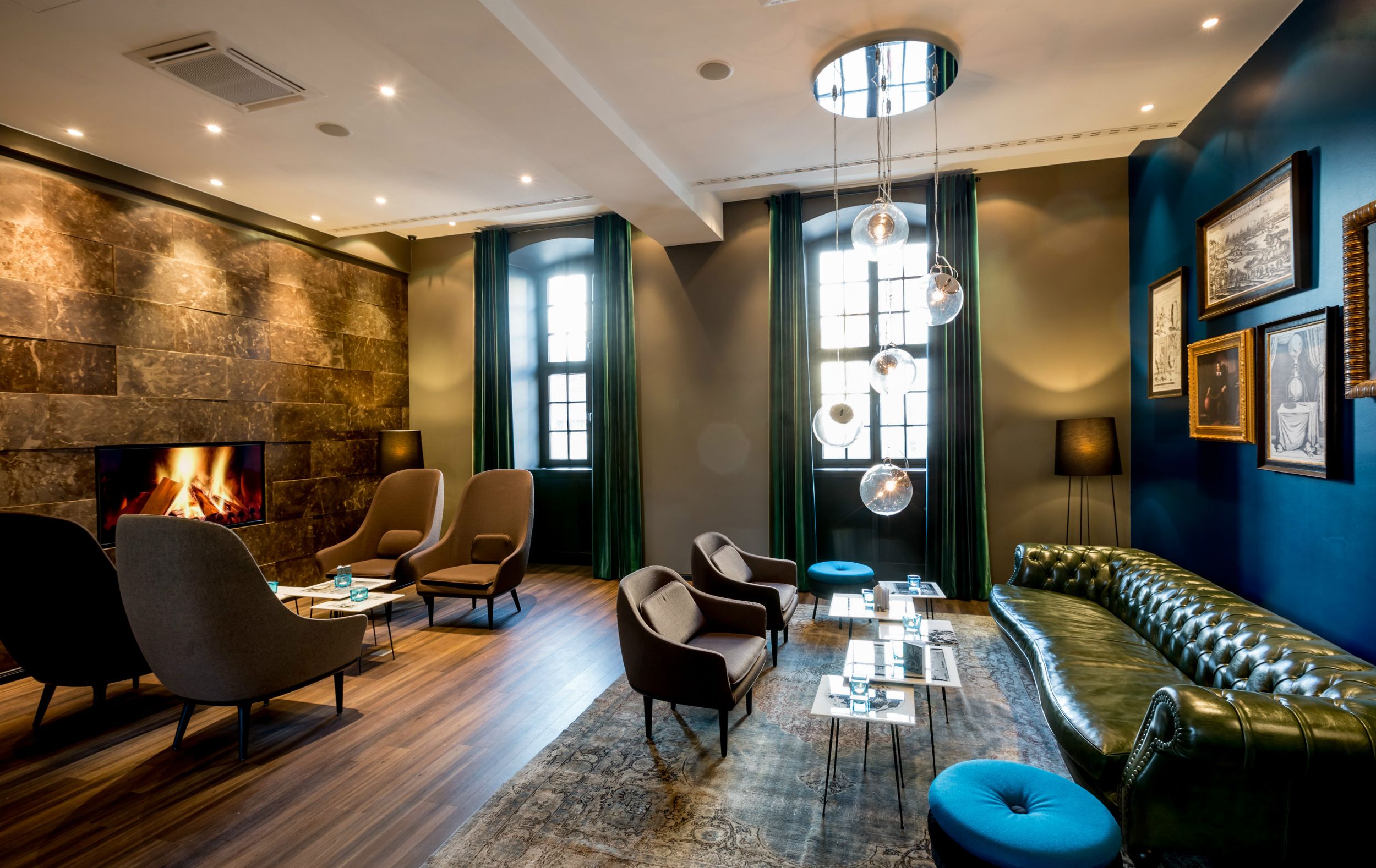 Hotel Magdeburg Motel One Lounge mit Sesseln sowie großer dunkelgrüner Couch