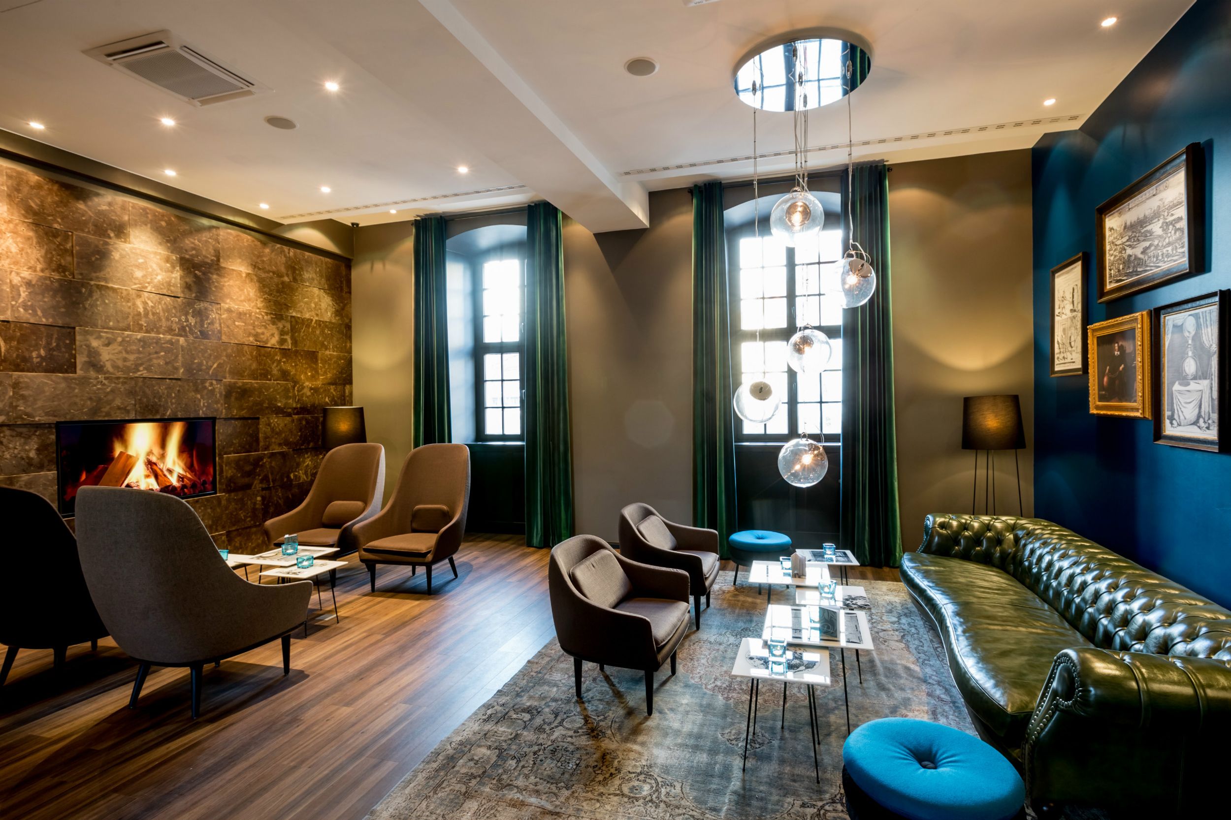 Hotel Magdeburg Motel One Lounge mit Sesseln sowie großer dunkelgrüner Couch