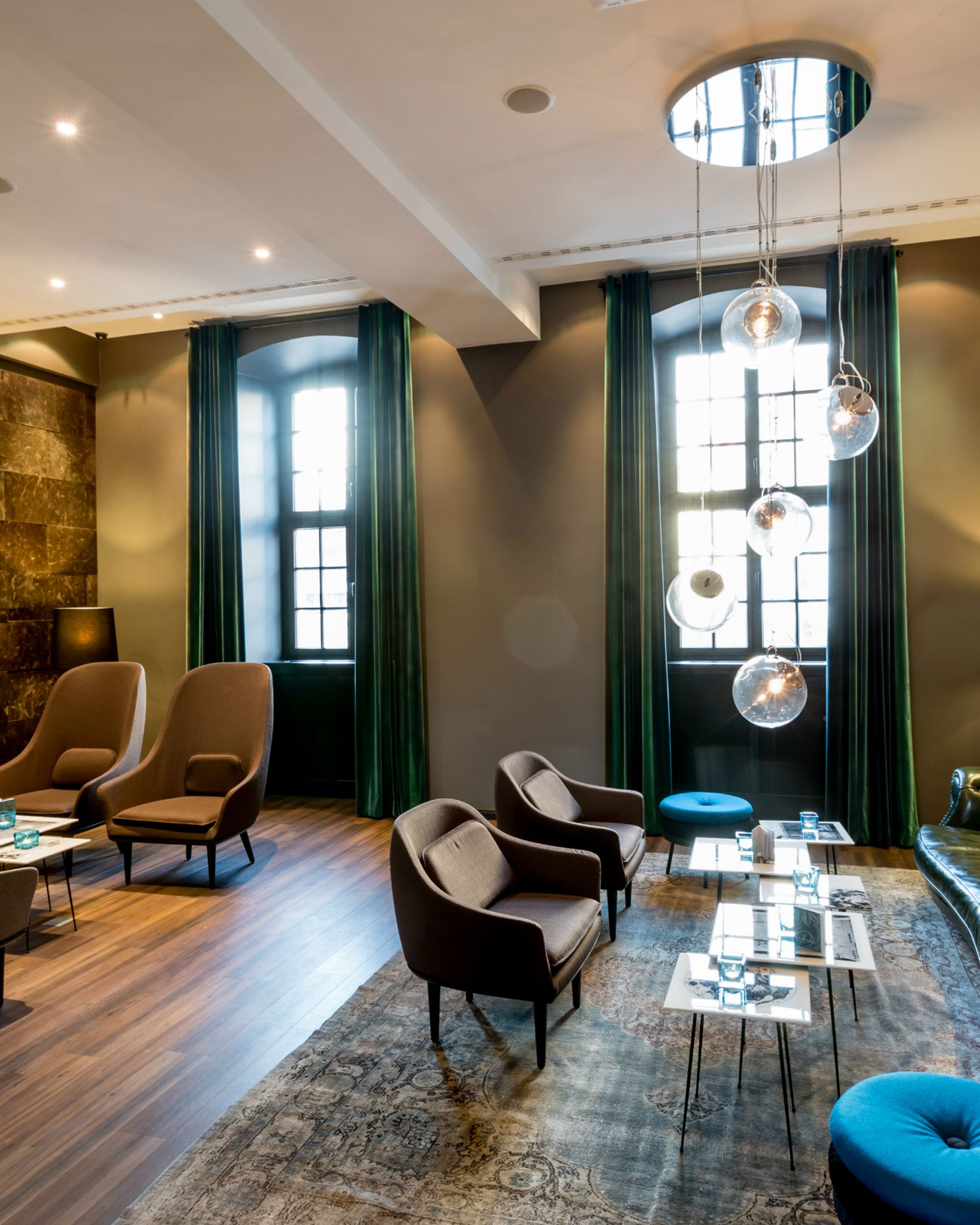 Hotel Magdeburg Motel One Lounge mit Sesseln und großem Sofa