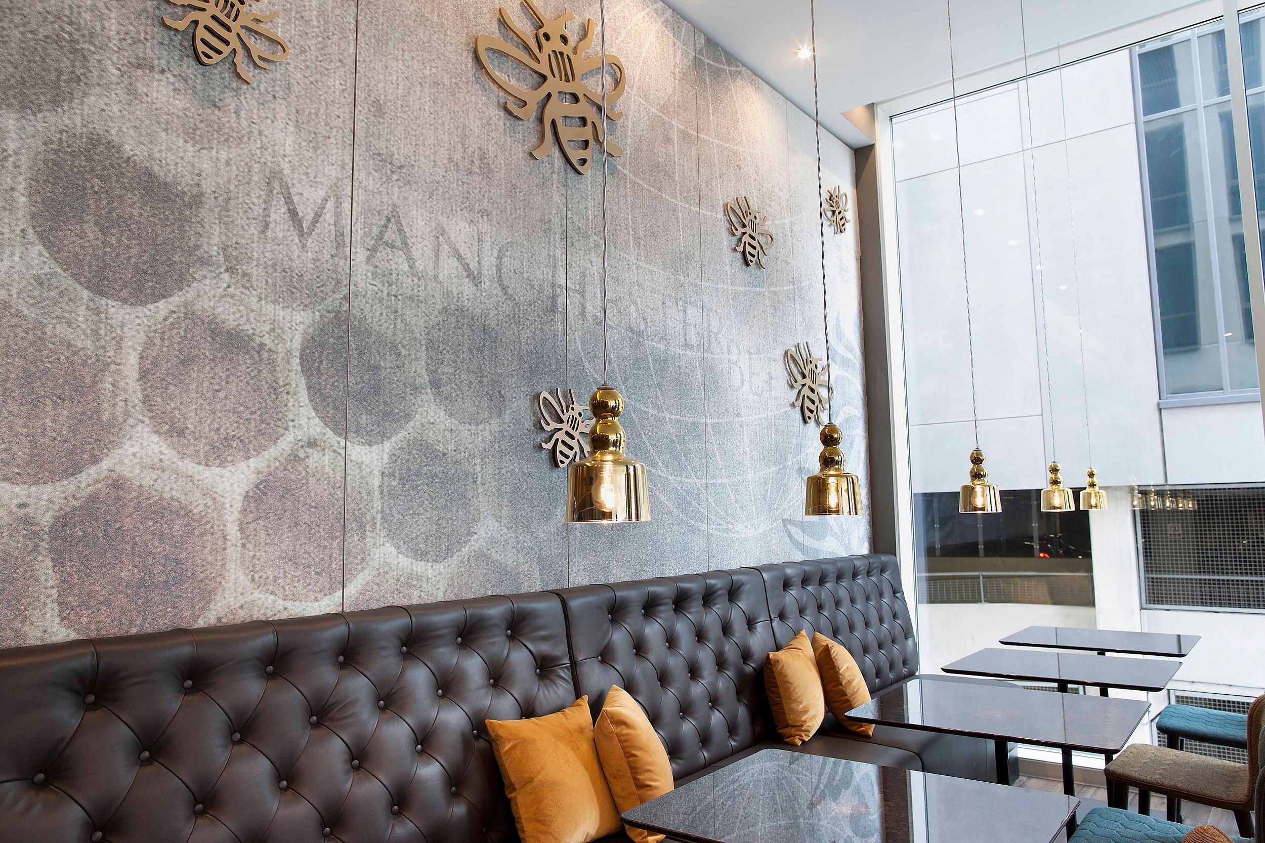Hotel Manchester Piccadilly Motel One heller Essbereich mit mehreren Tischen