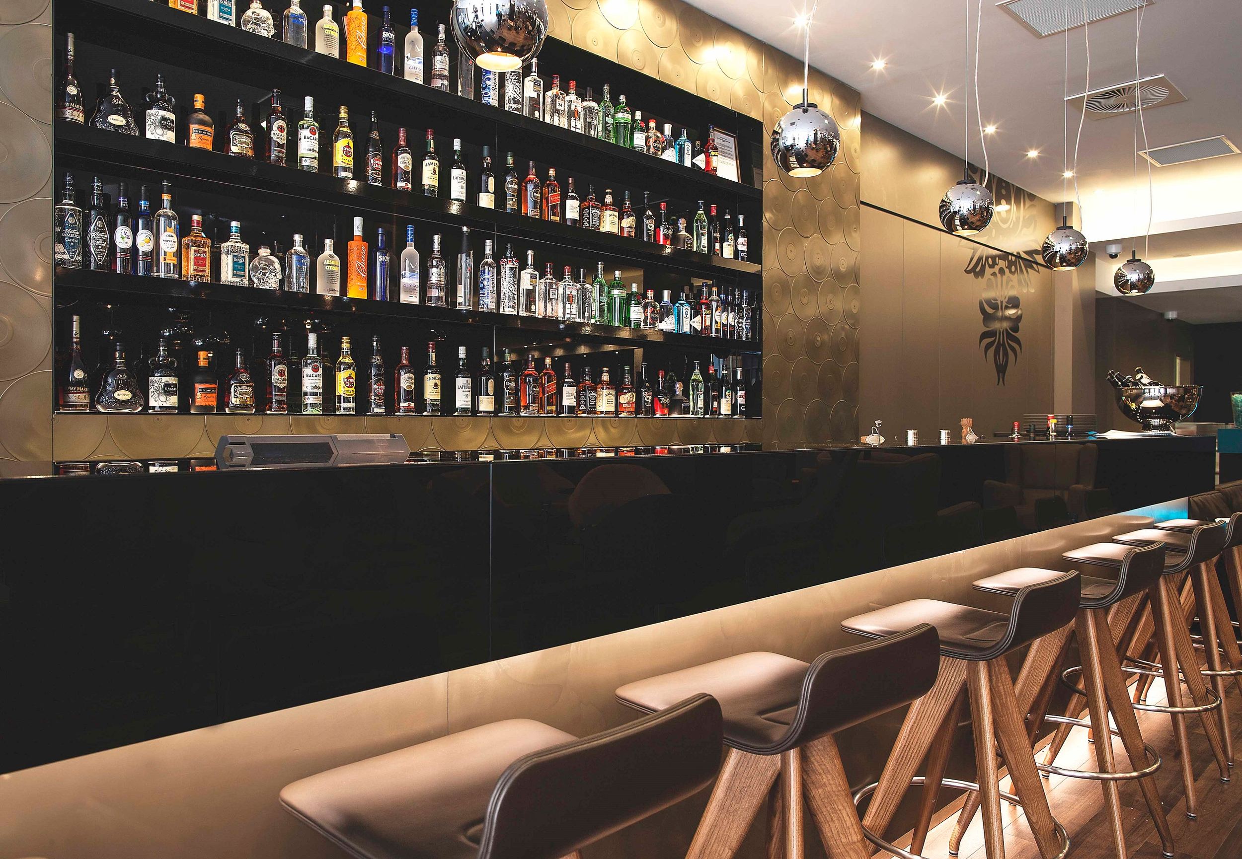 Hotel Manchester Piccadilly Motel One Bar mit Barhockern an langem Tresen