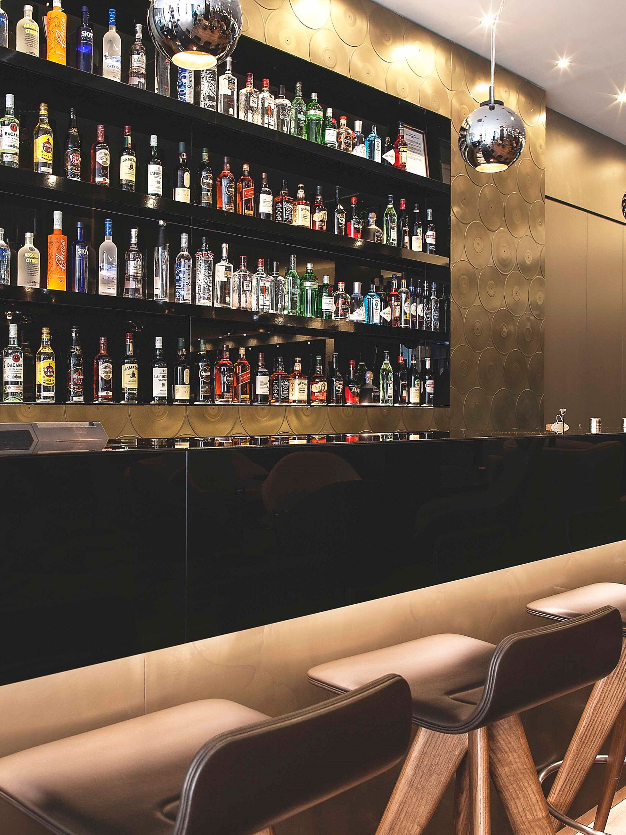 hotel Manchester Piccadilly Motel One bar with bar stools at a long counter