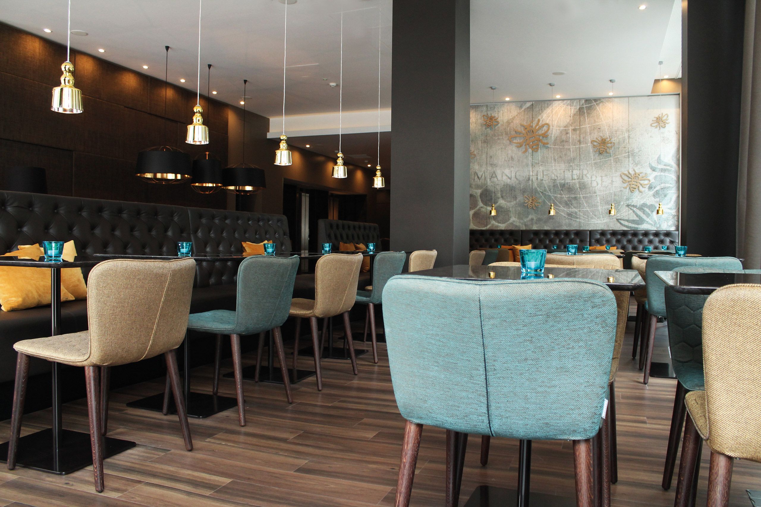 Designhotel Manchester Piccadilly Motel One mehrere Sitzgelegenheiten 