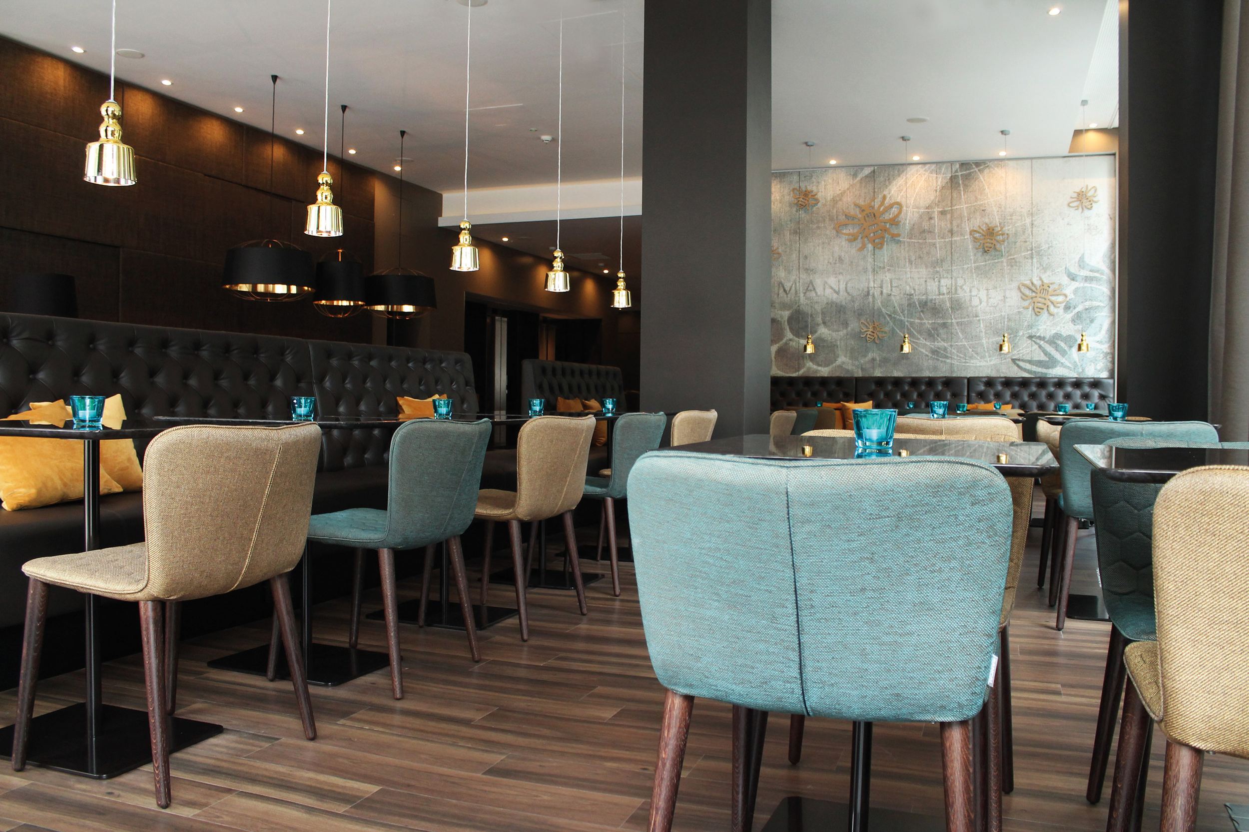 Designhotel Manchester Piccadilly Motel One mehrere Sitzgelegenheiten