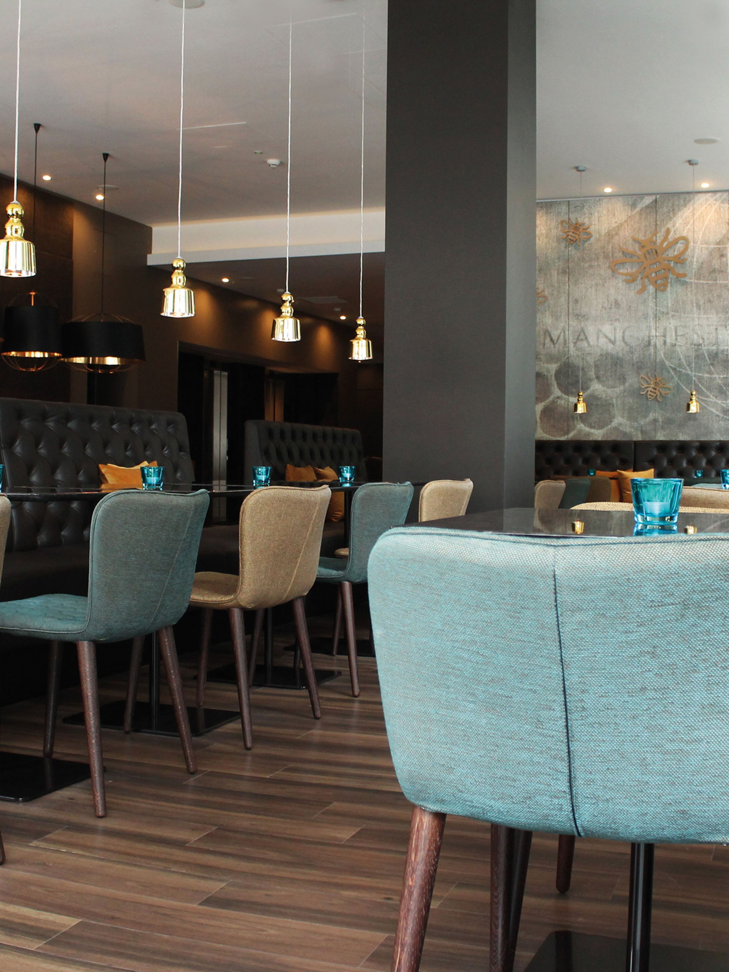 Designhotel Manchester Piccadilly Motel One mehrere Sitzgelegenheiten