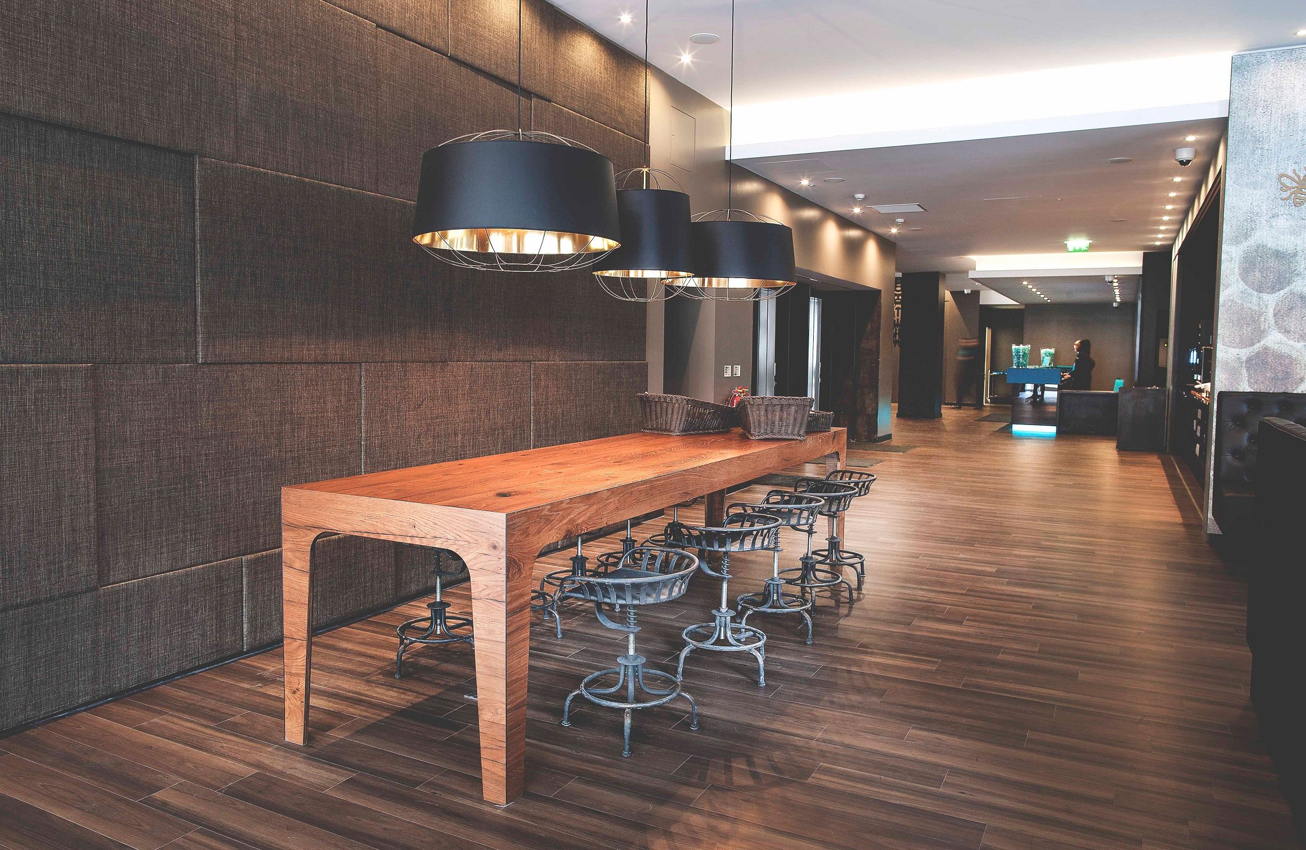 Hotel Manchester Piccadilly Motel One Eingangsbereich mit Rezeption, Aufzügen und langem Tisch