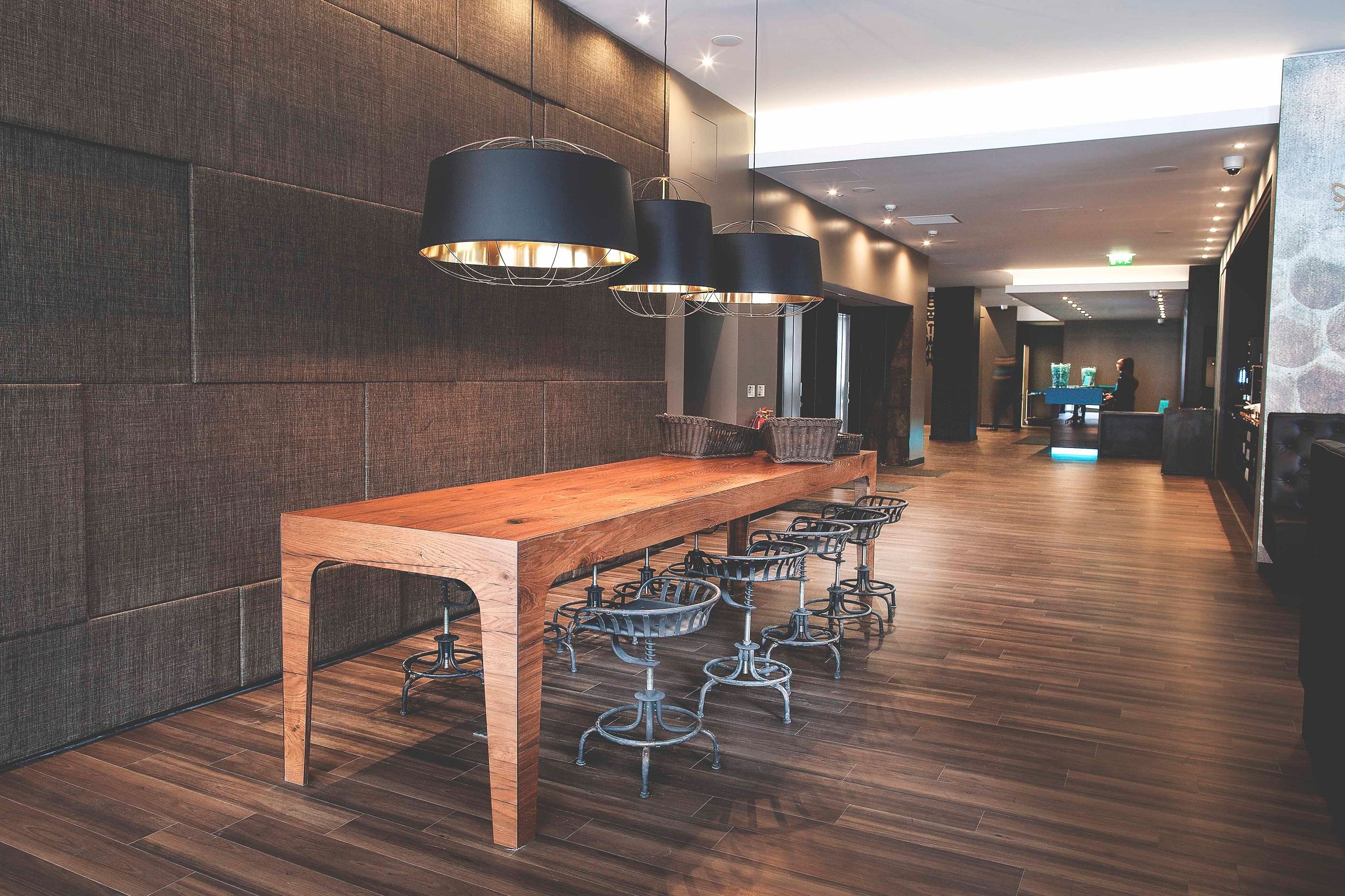 Hotel Manchester Piccadilly Motel One Eingangsbereich mit Rezeption, Aufzügen und langem Tisch