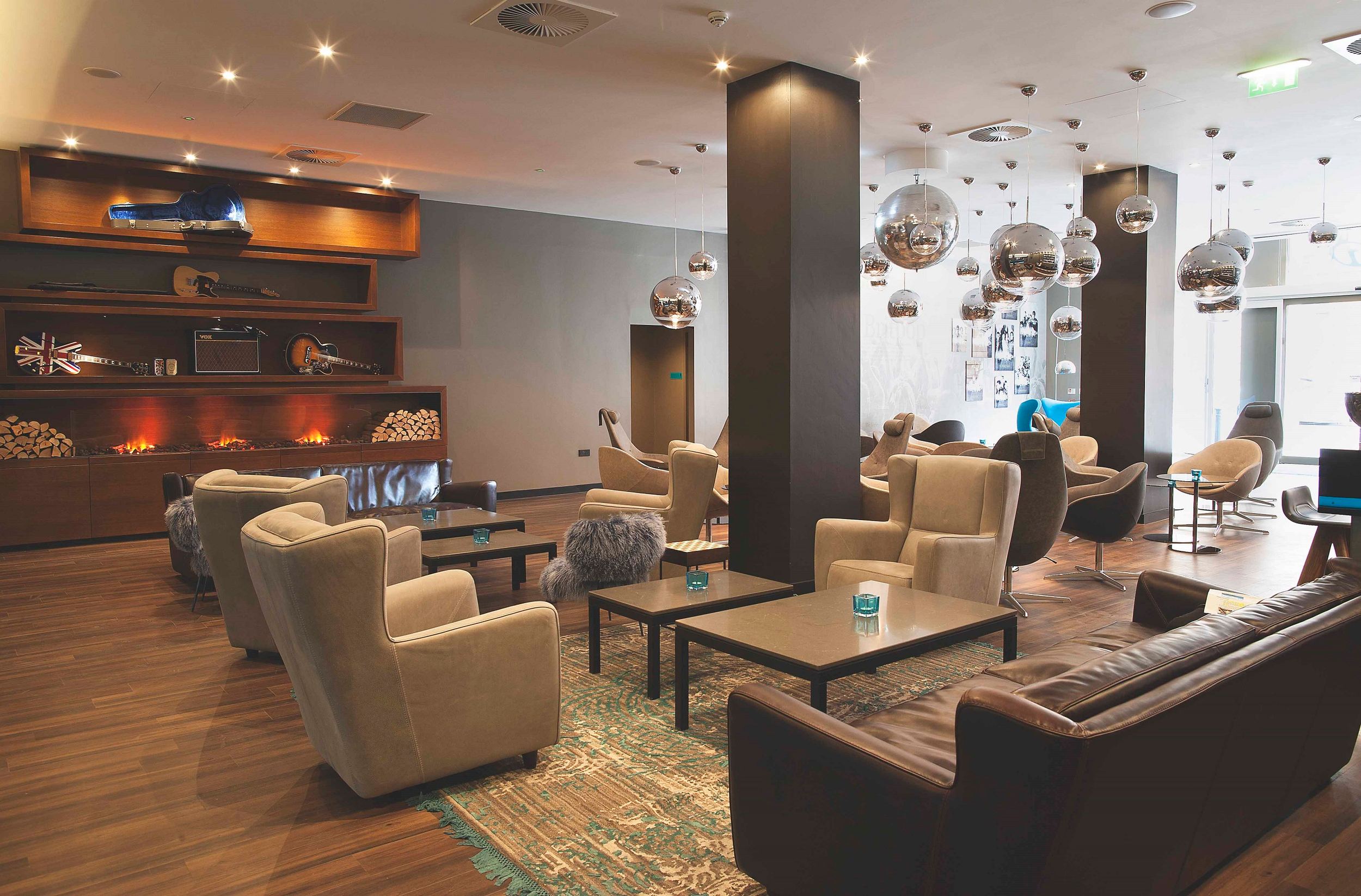 Hotel Manchester Piccadilly Motel One helle Lounge mit mehreren Sesseln und Couches