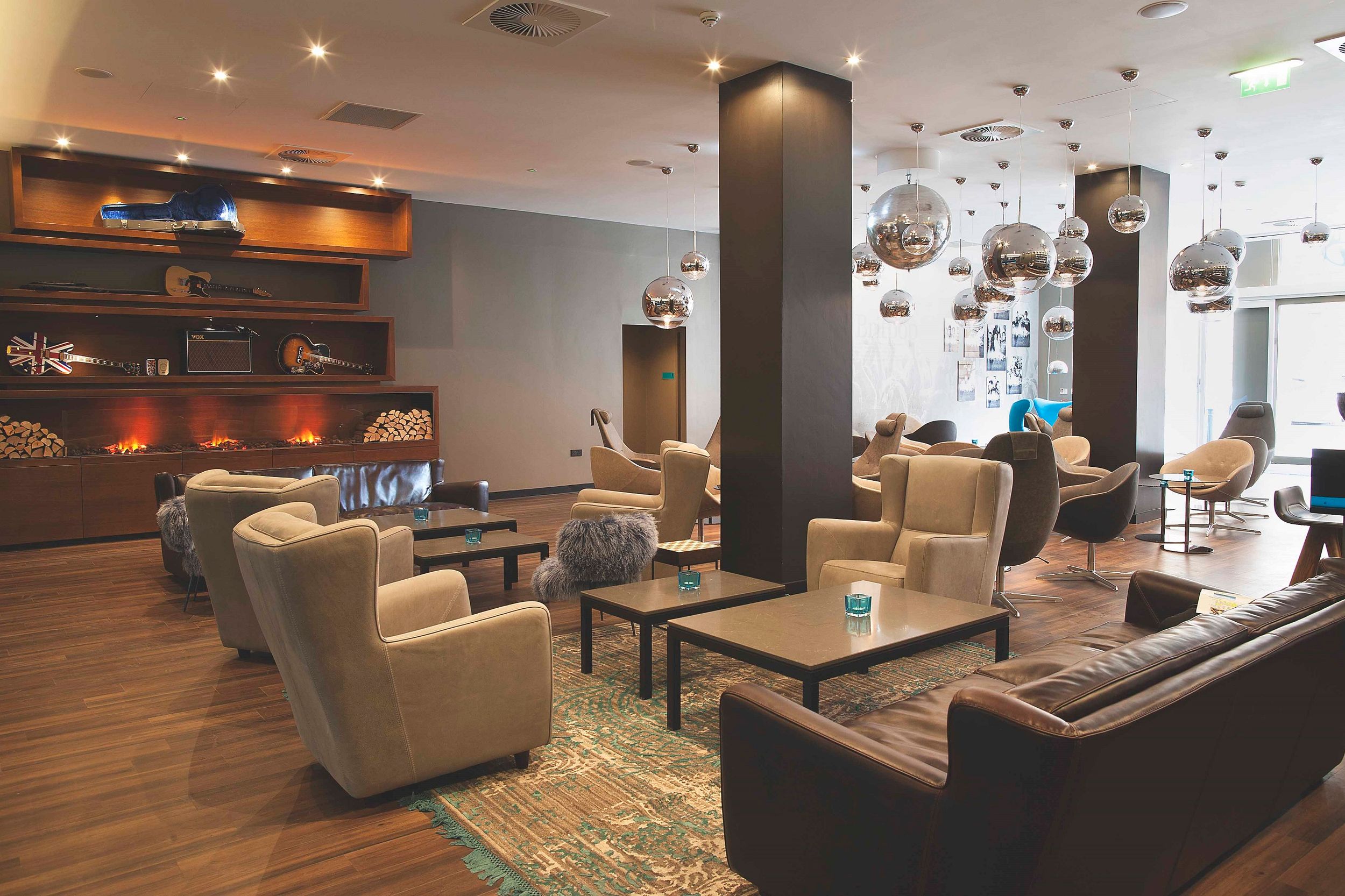 hotel Manchester Piccadilly Motel One bright lounge with several armchairs and couches