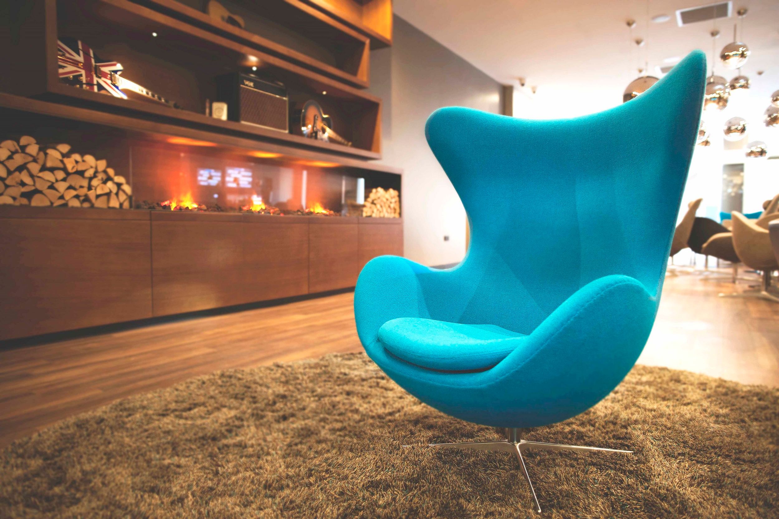 Hotel Manchester Piccadilly Motel One Lounge Nahaufnahme Egg chair in türkis
